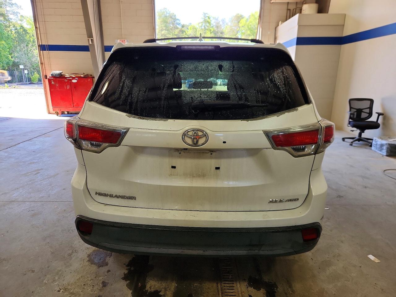 2015 Toyota Highlander Xle Белый vin: 5TDJKRFH1FS183611