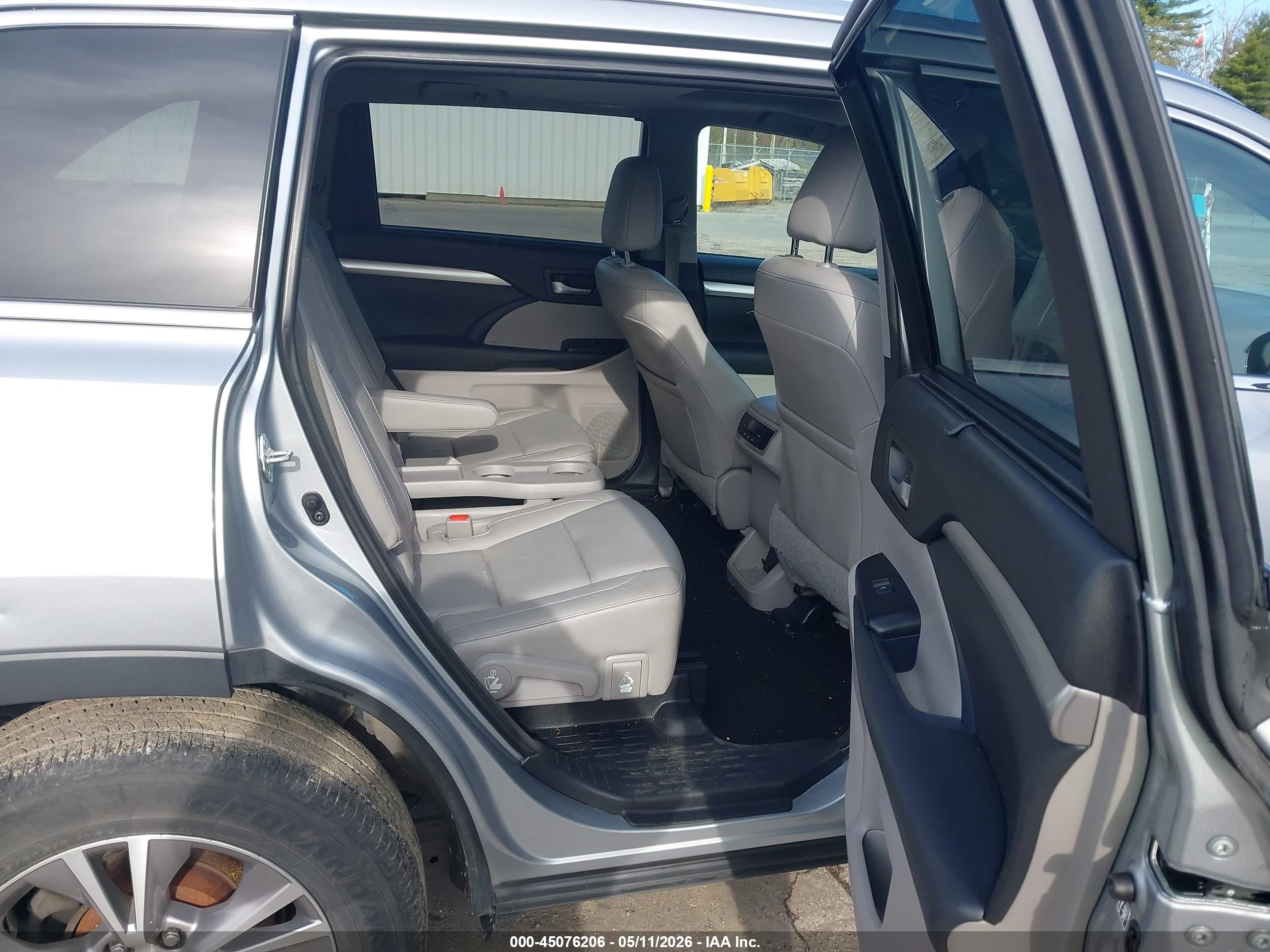 2014 Toyota Highlander Xle V6 Silver vin: 5TDJKRFH2ES071298