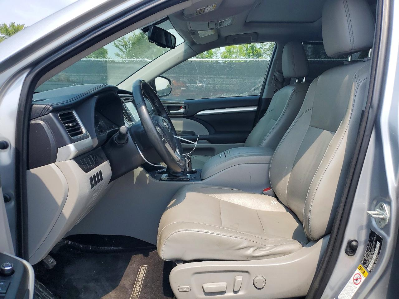 2015 Toyota Highlander Xle Silver vin: 5TDJKRFH2FS114989