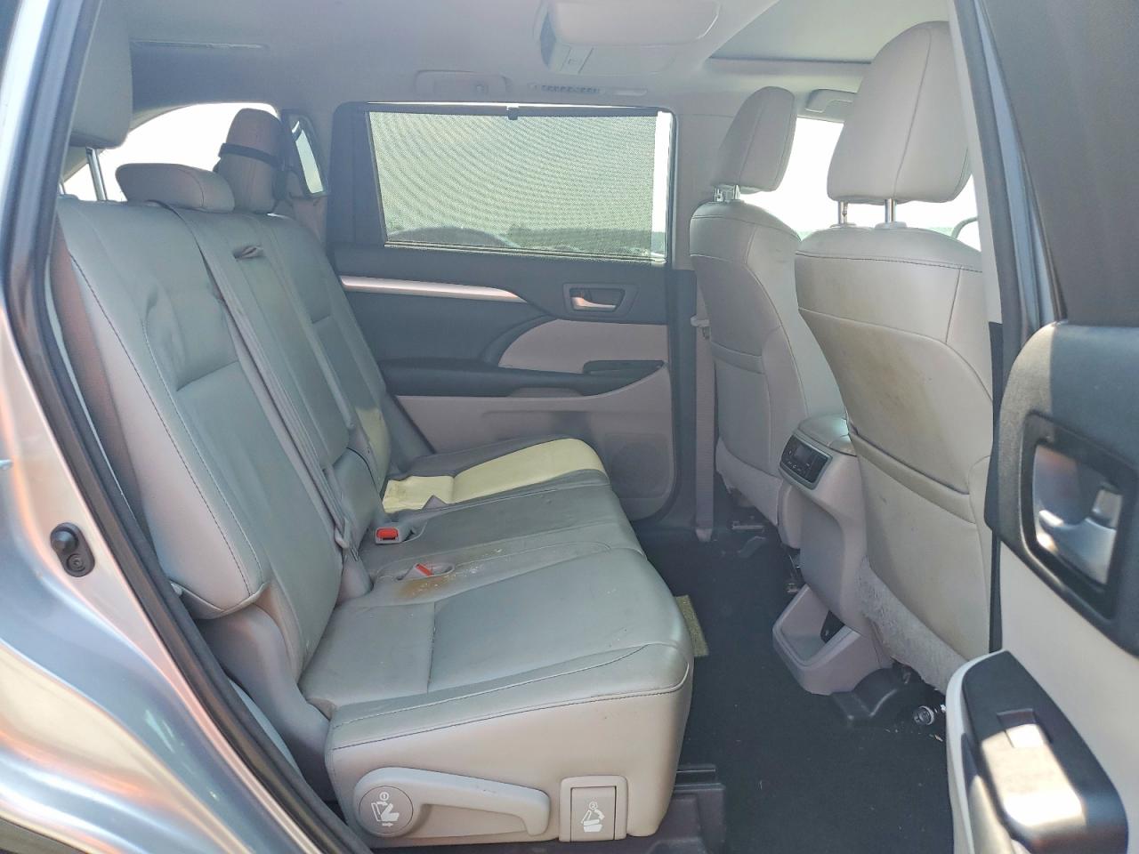 2015 Toyota Highlander Xle Silver vin: 5TDJKRFH2FS114989