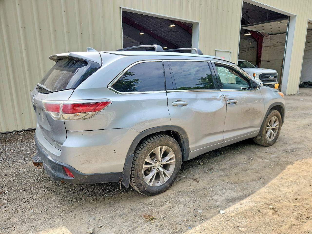 2015 Toyota Highlander Xle Silver vin: 5TDJKRFH2FS140699