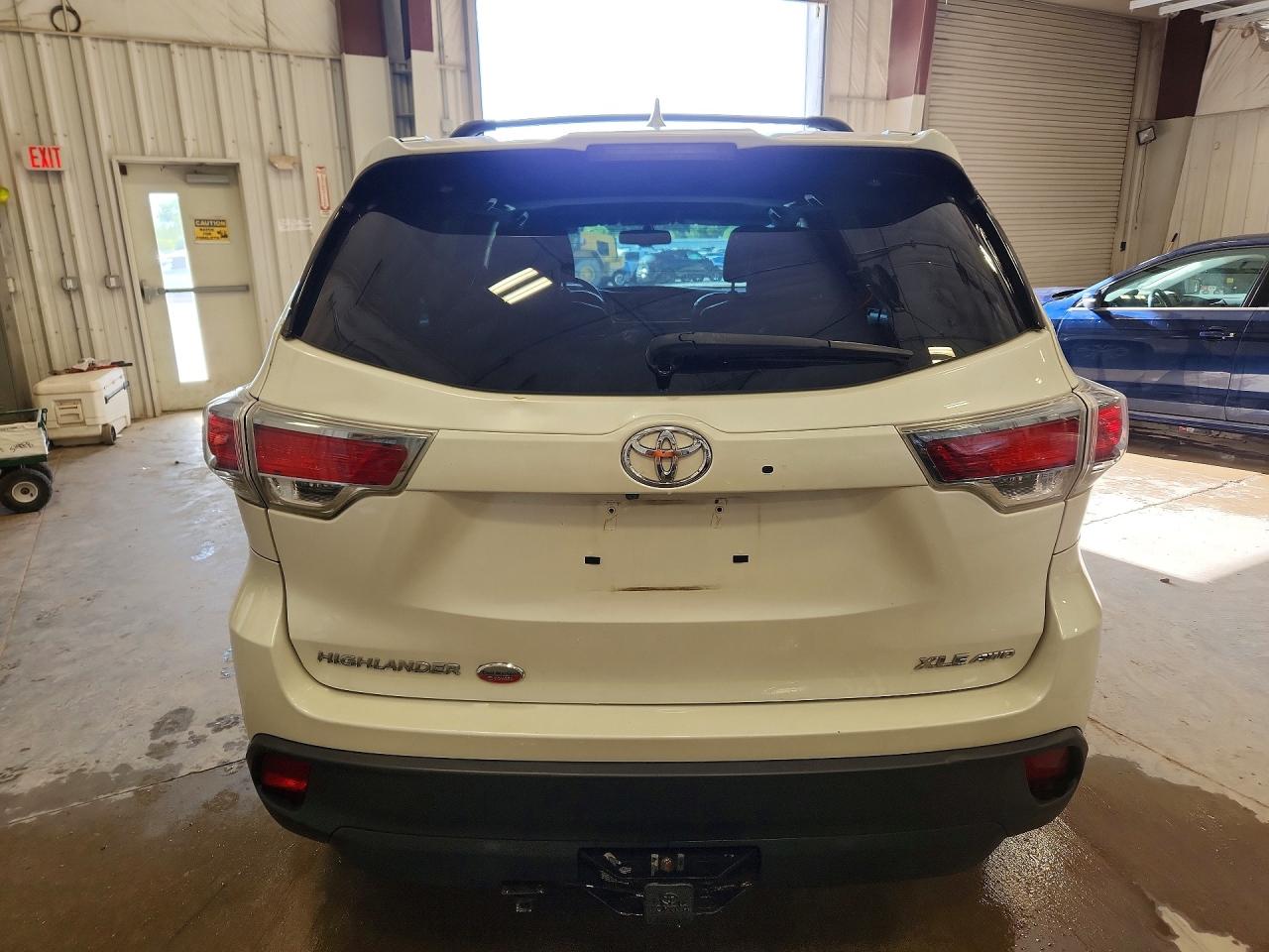 2015 Toyota Highlander Xle White vin: 5TDJKRFH2FS183293