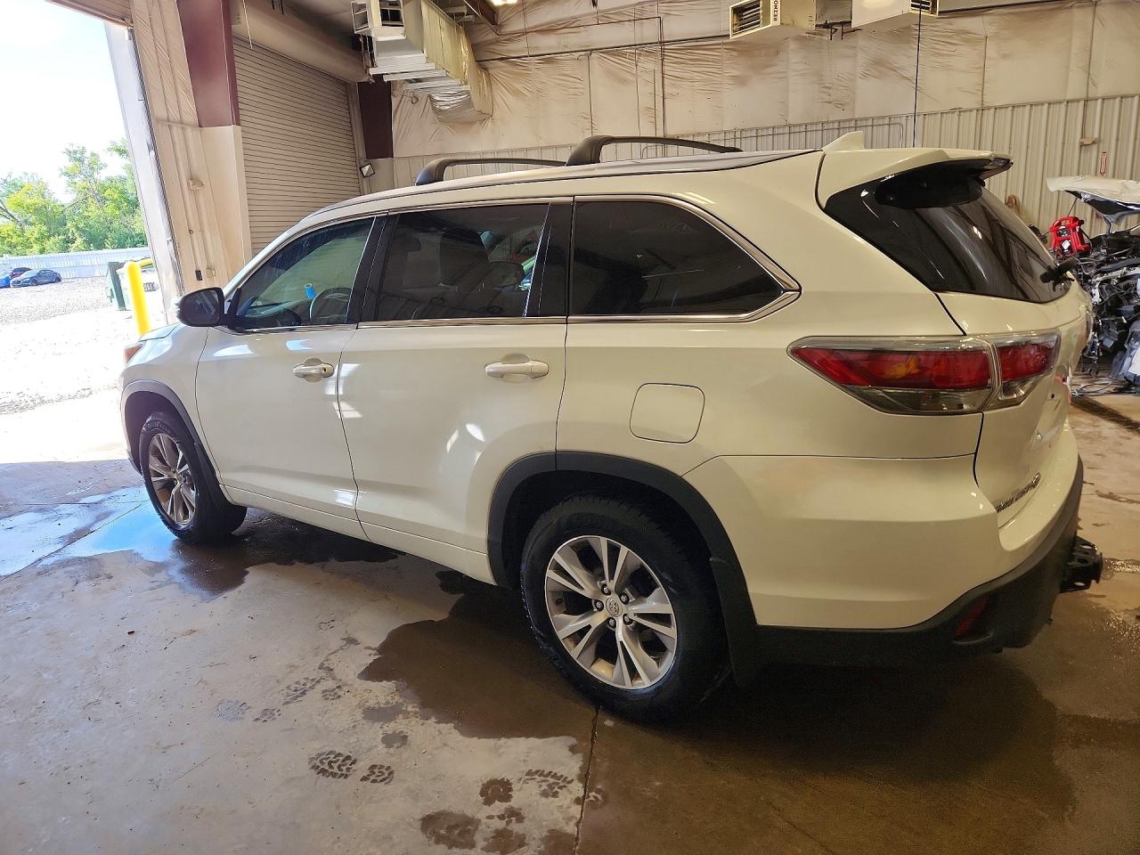 2015 Toyota Highlander Xle White vin: 5TDJKRFH2FS183293