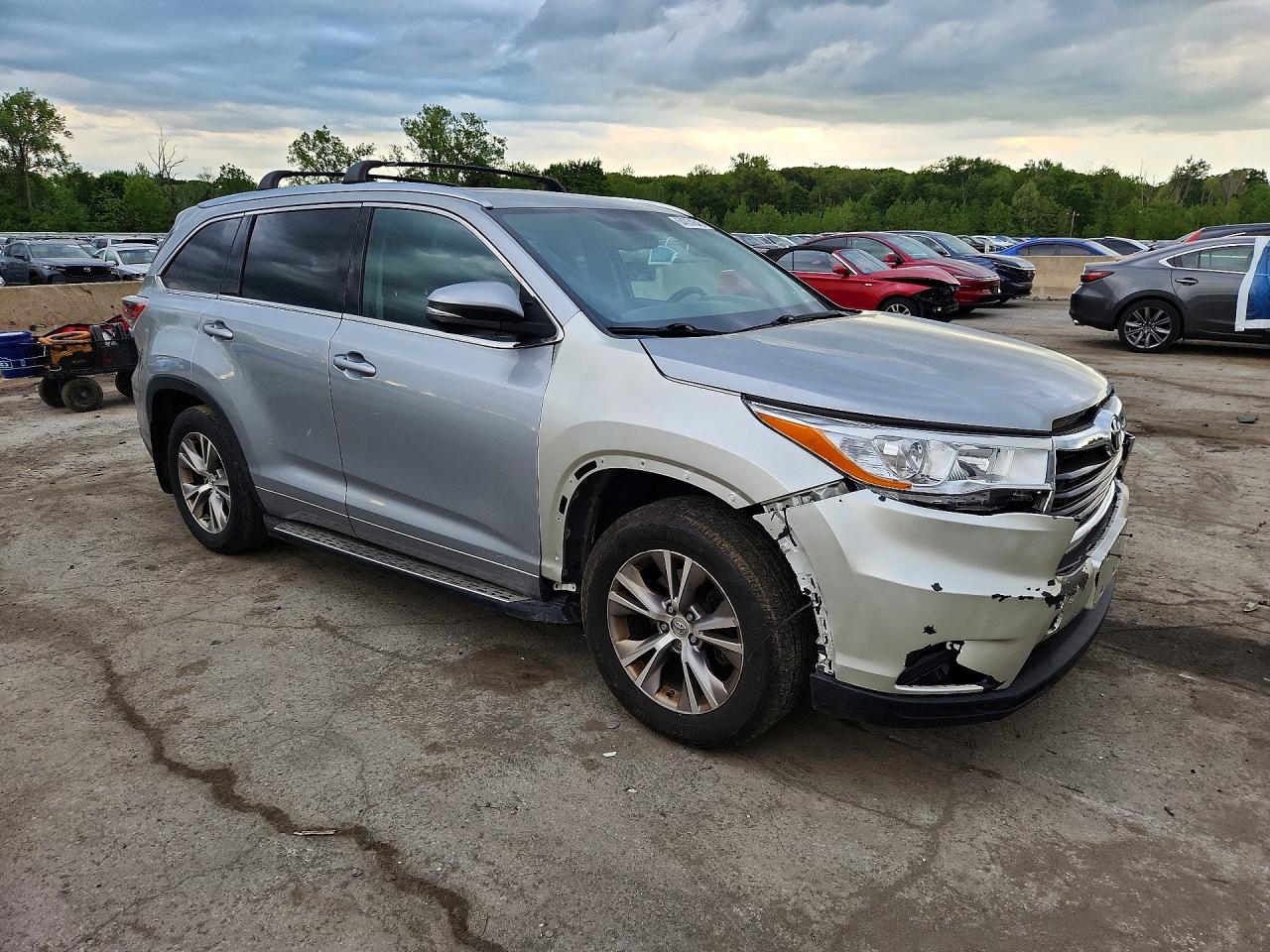 2015 Toyota Highlander Xle Silver vin: 5TDJKRFH2FS198506