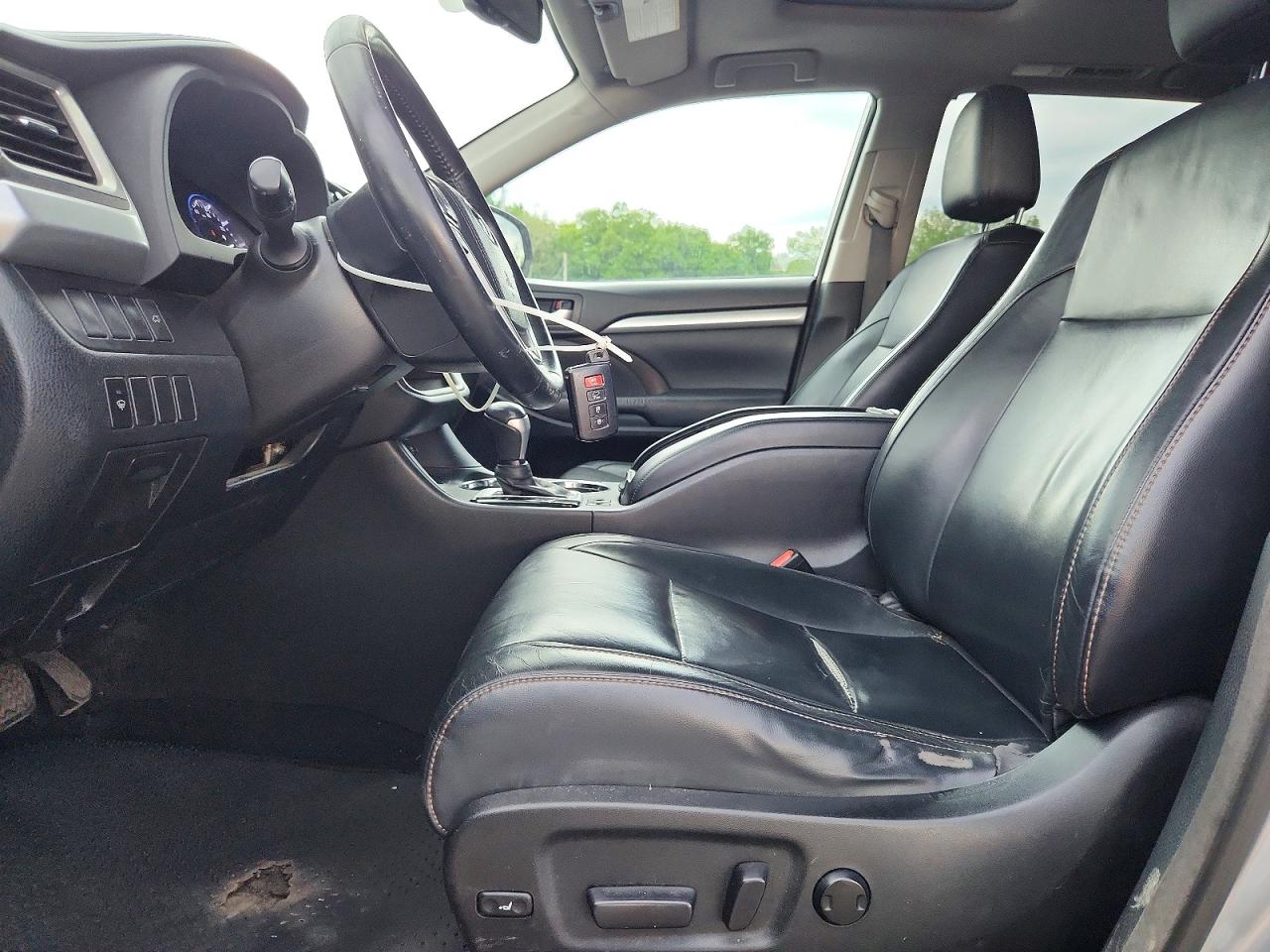 2015 Toyota Highlander Xle Silver vin: 5TDJKRFH2FS198506