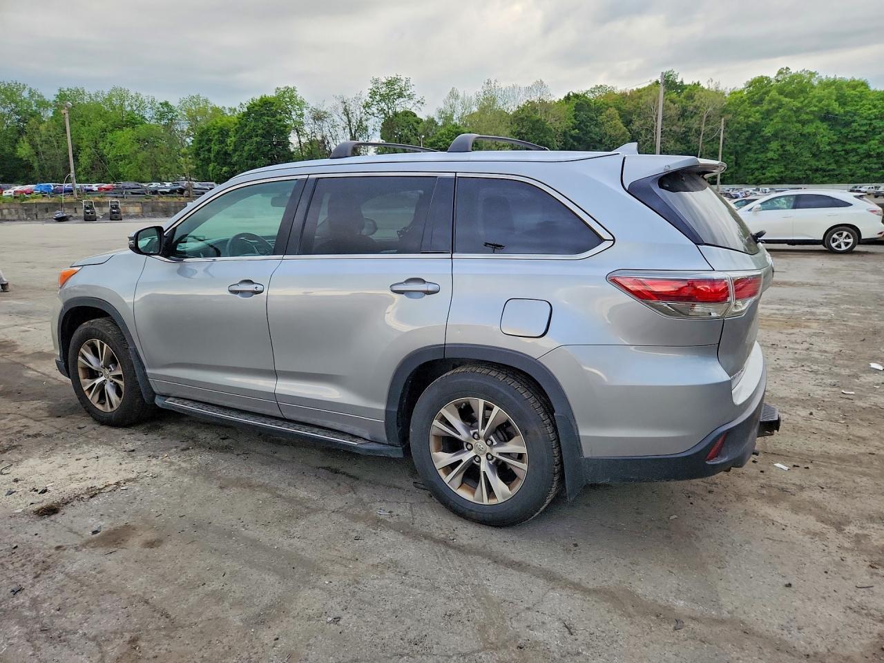2015 Toyota Highlander Xle Silver vin: 5TDJKRFH2FS198506
