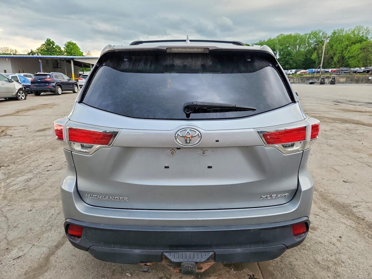 2015 Toyota Highlander Xle Silver vin: 5TDJKRFH2FS198506