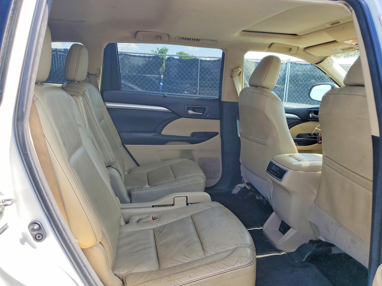 2014 Toyota Highlander Xle White vin: 5TDJKRFH3ES016326