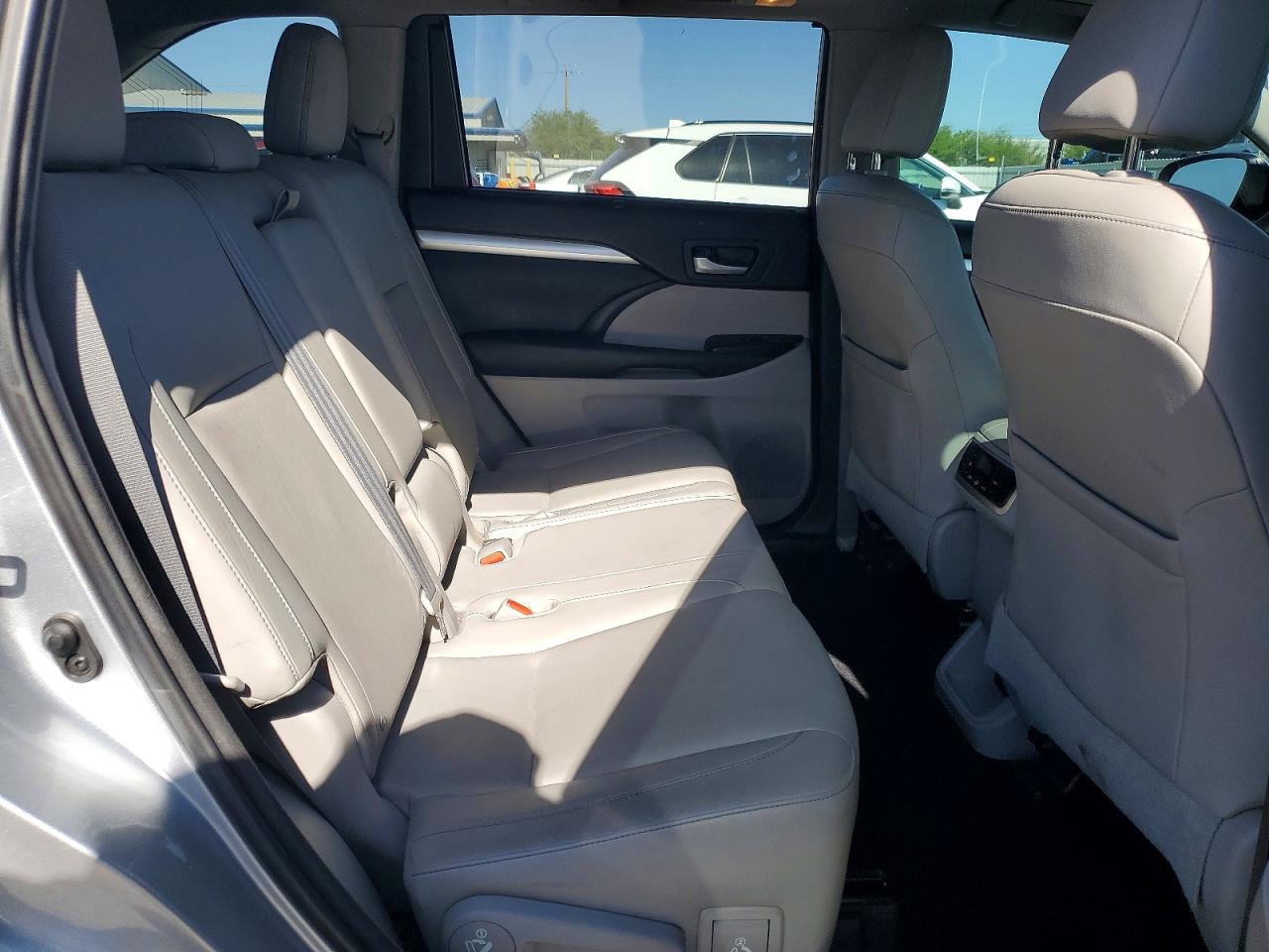 2015 Toyota Highlander Xle Silver vin: 5TDJKRFH3FS093943