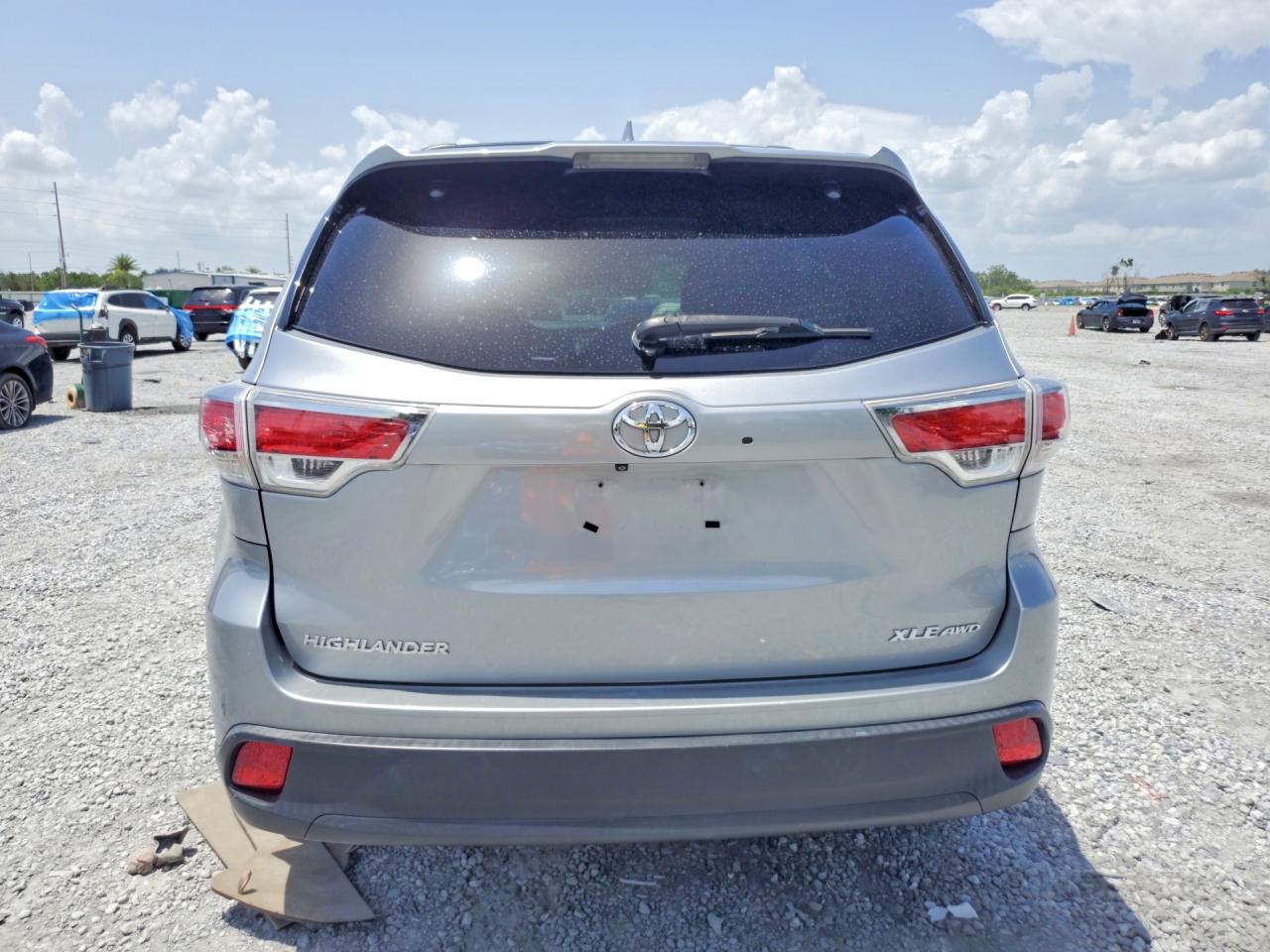 2014 Toyota Highlander Xle Silver vin: 5TDJKRFH4ES036472
