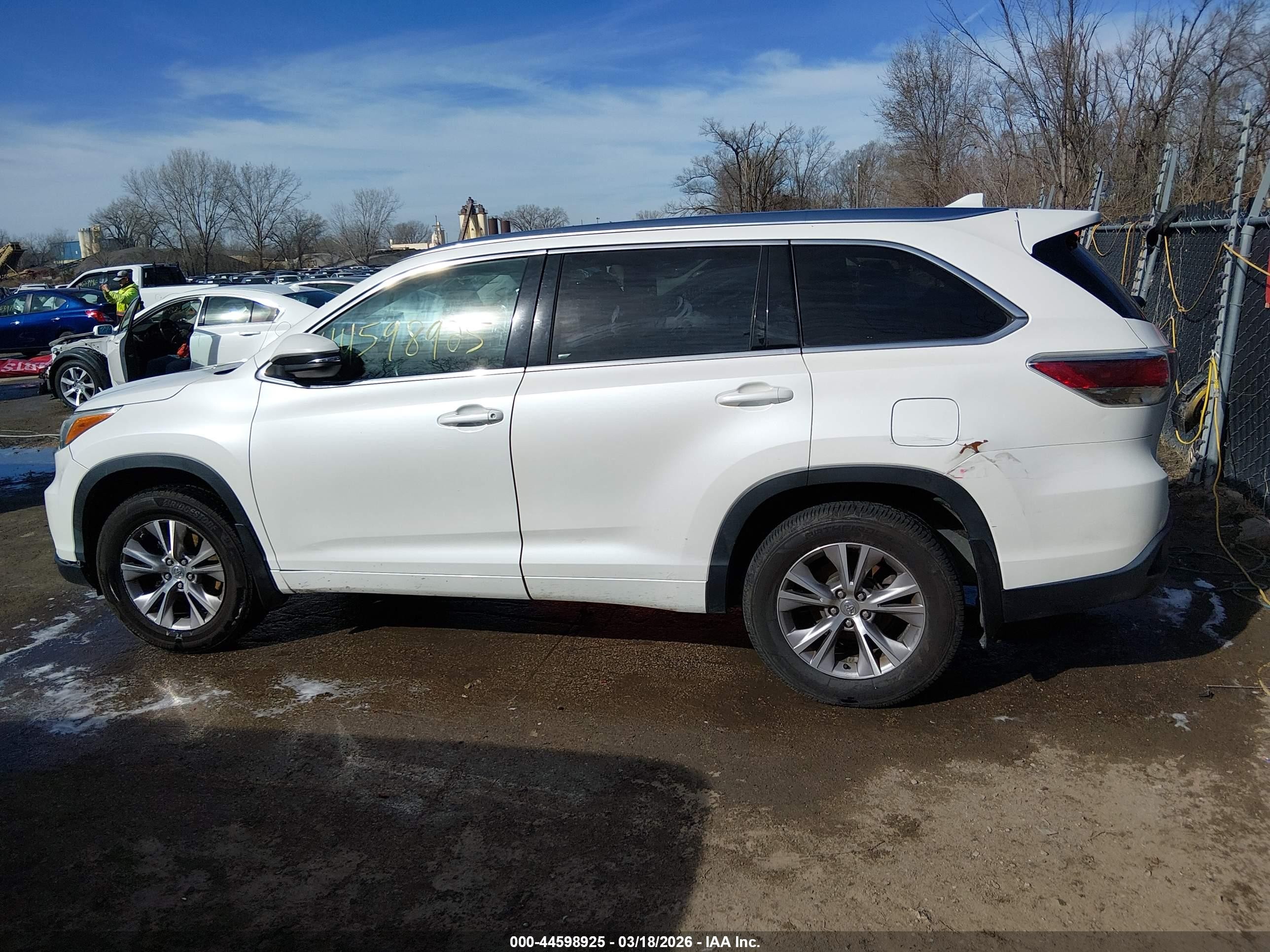 2015 Toyota Highlander Xle V6 White vin: 5TDJKRFH4FS142048