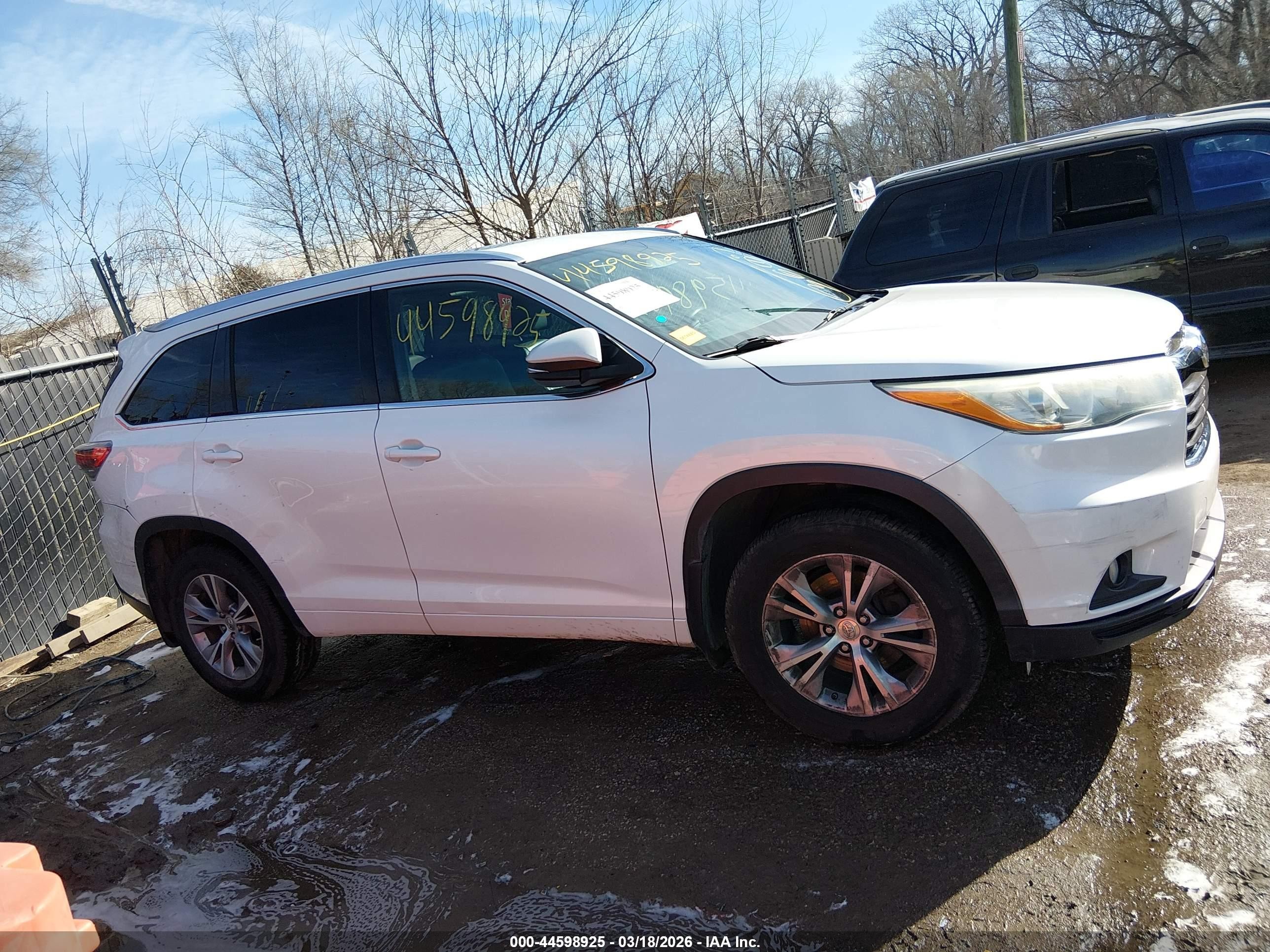 2015 Toyota Highlander Xle V6 White vin: 5TDJKRFH4FS142048