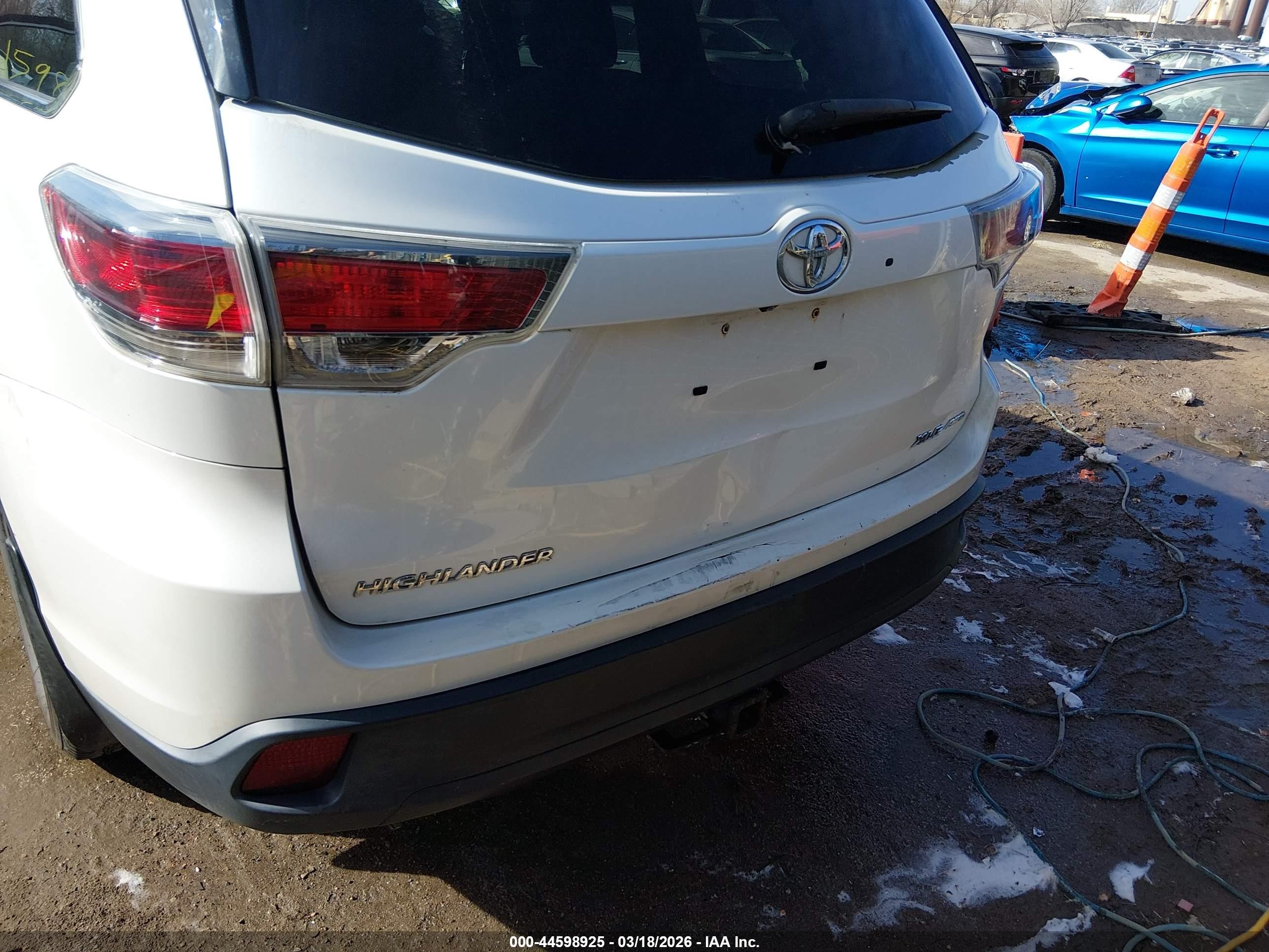 2015 Toyota Highlander Xle V6 White vin: 5TDJKRFH4FS142048
