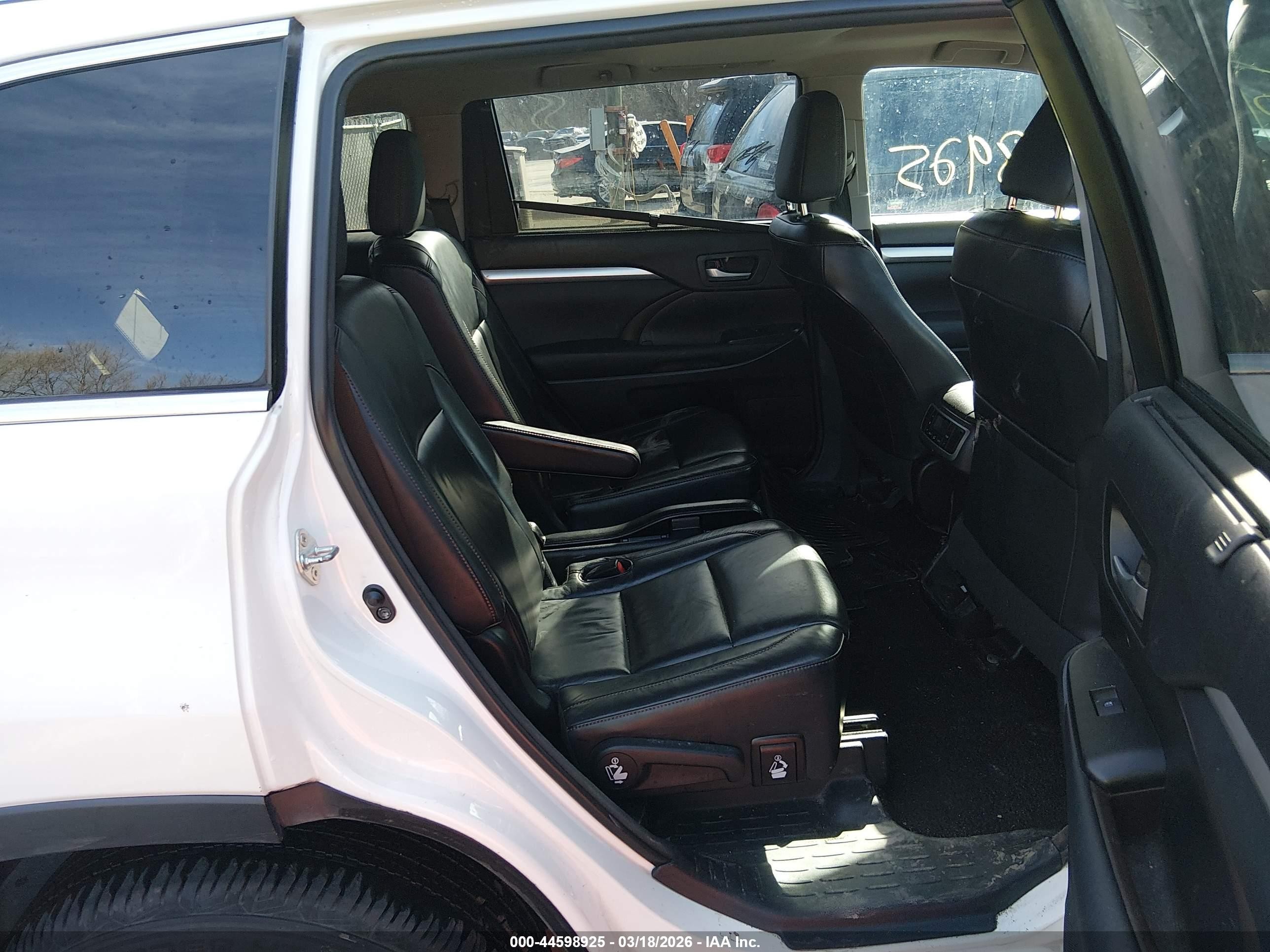 2015 Toyota Highlander Xle V6 White vin: 5TDJKRFH4FS142048