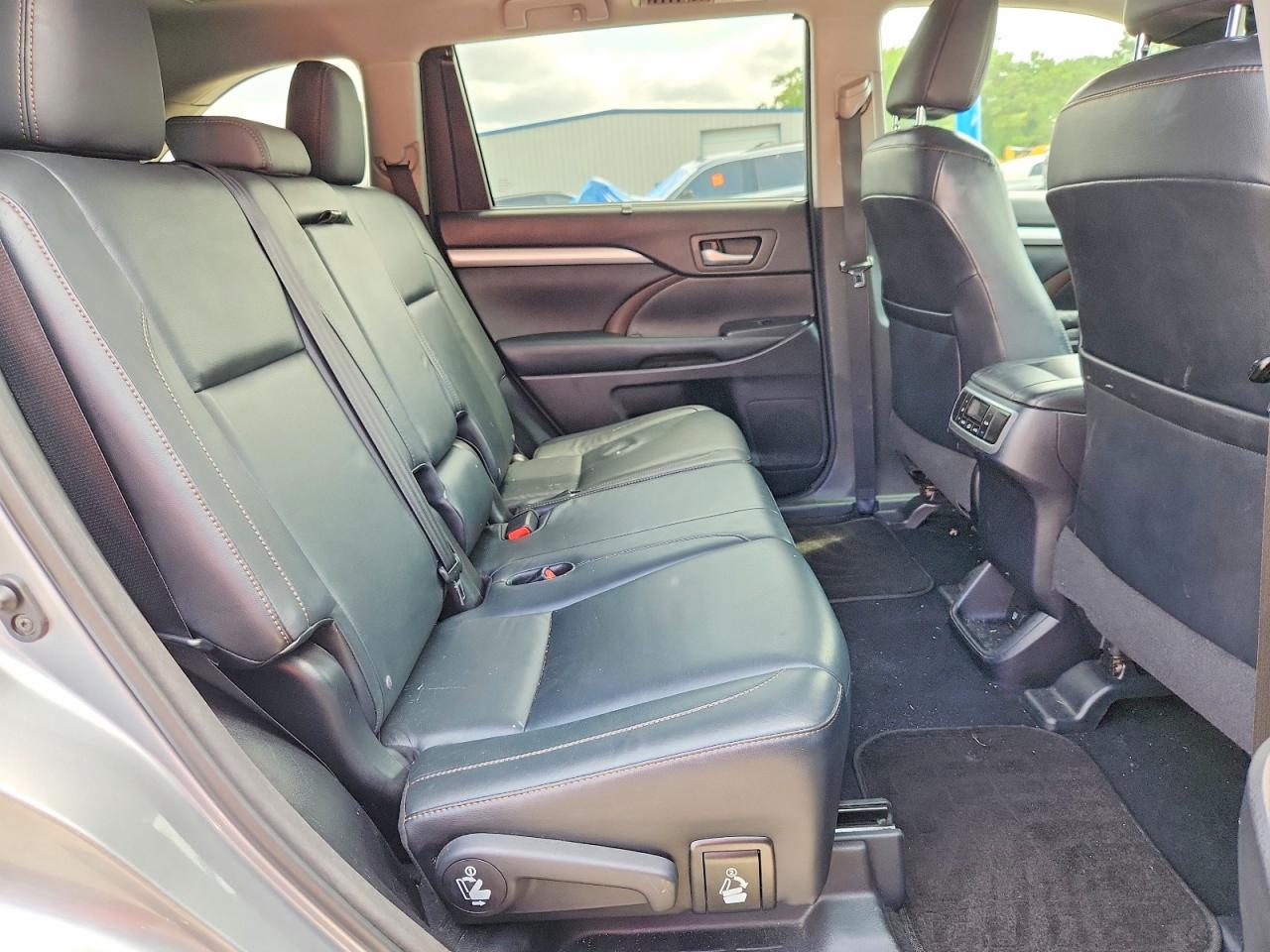 2015 Toyota Highlander Xle Silver vin: 5TDJKRFH4FS182209