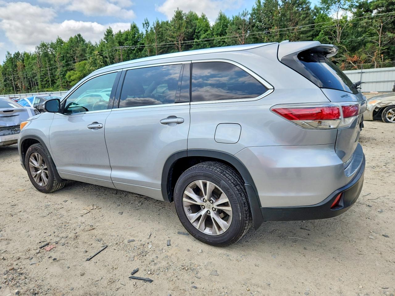 2015 Toyota Highlander Xle Silver vin: 5TDJKRFH4FS182209