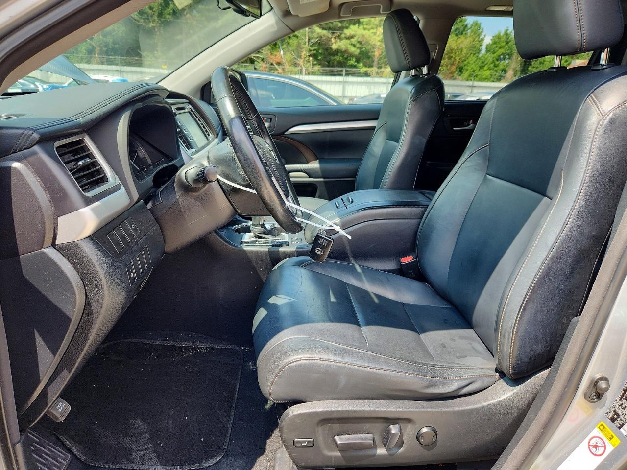 2015 Toyota Highlander Xle Silver vin: 5TDJKRFH4FS182209
