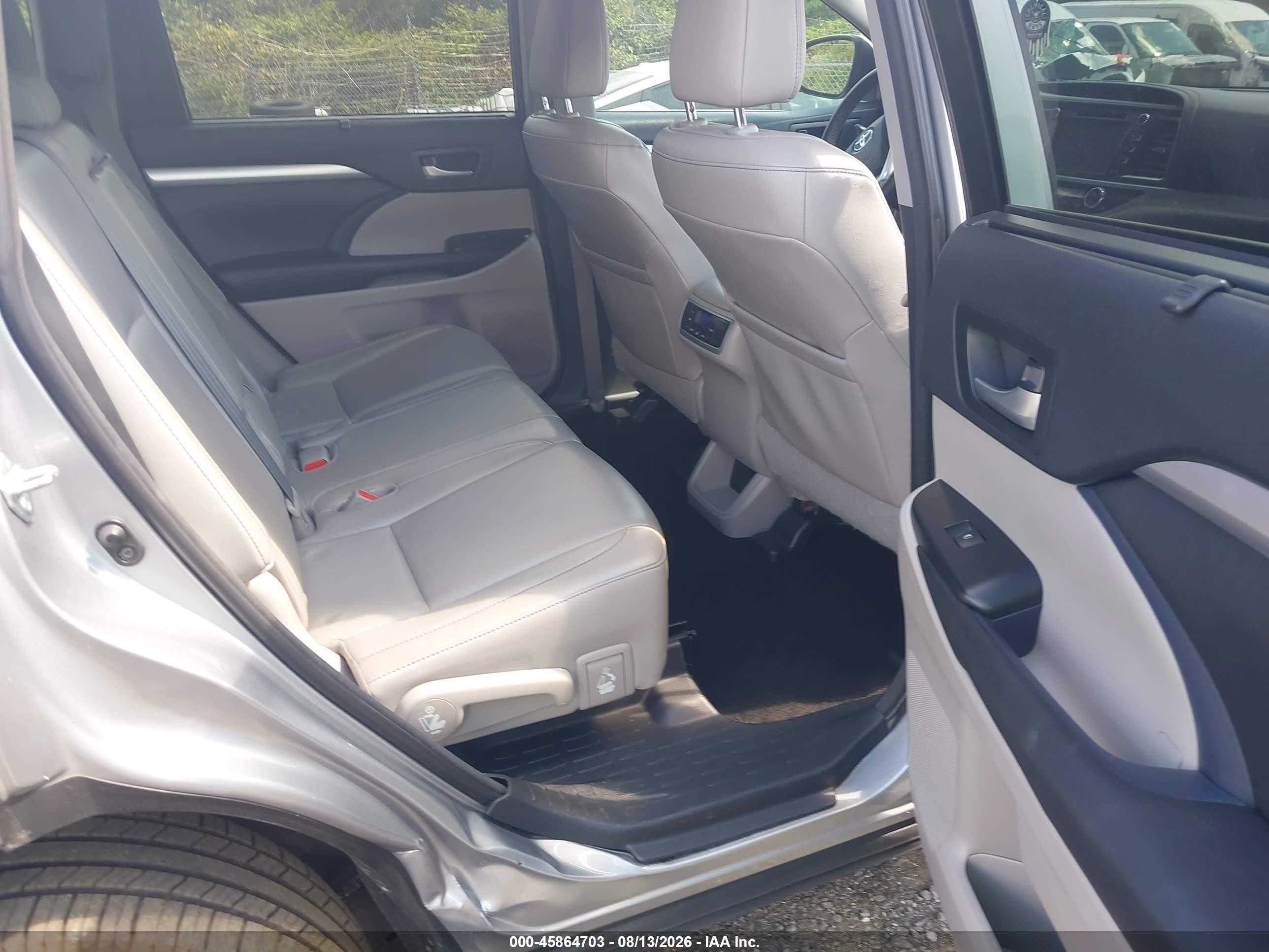 2016 Toyota Highlander Xle V6 Silver vin: 5TDJKRFH5GS259722
