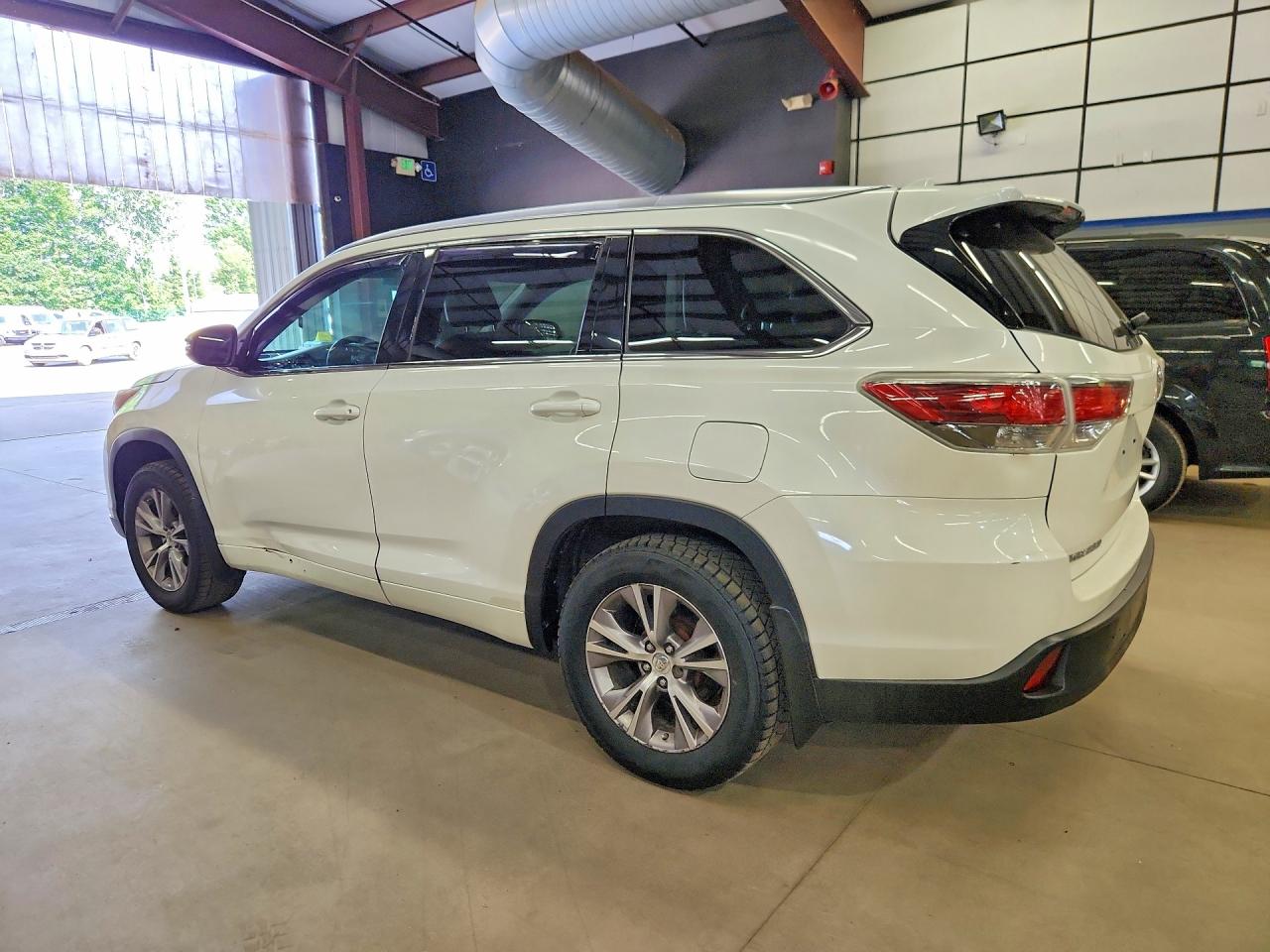 2015 Toyota Highlander Xle Белый vin: 5TDJKRFH6FS081169