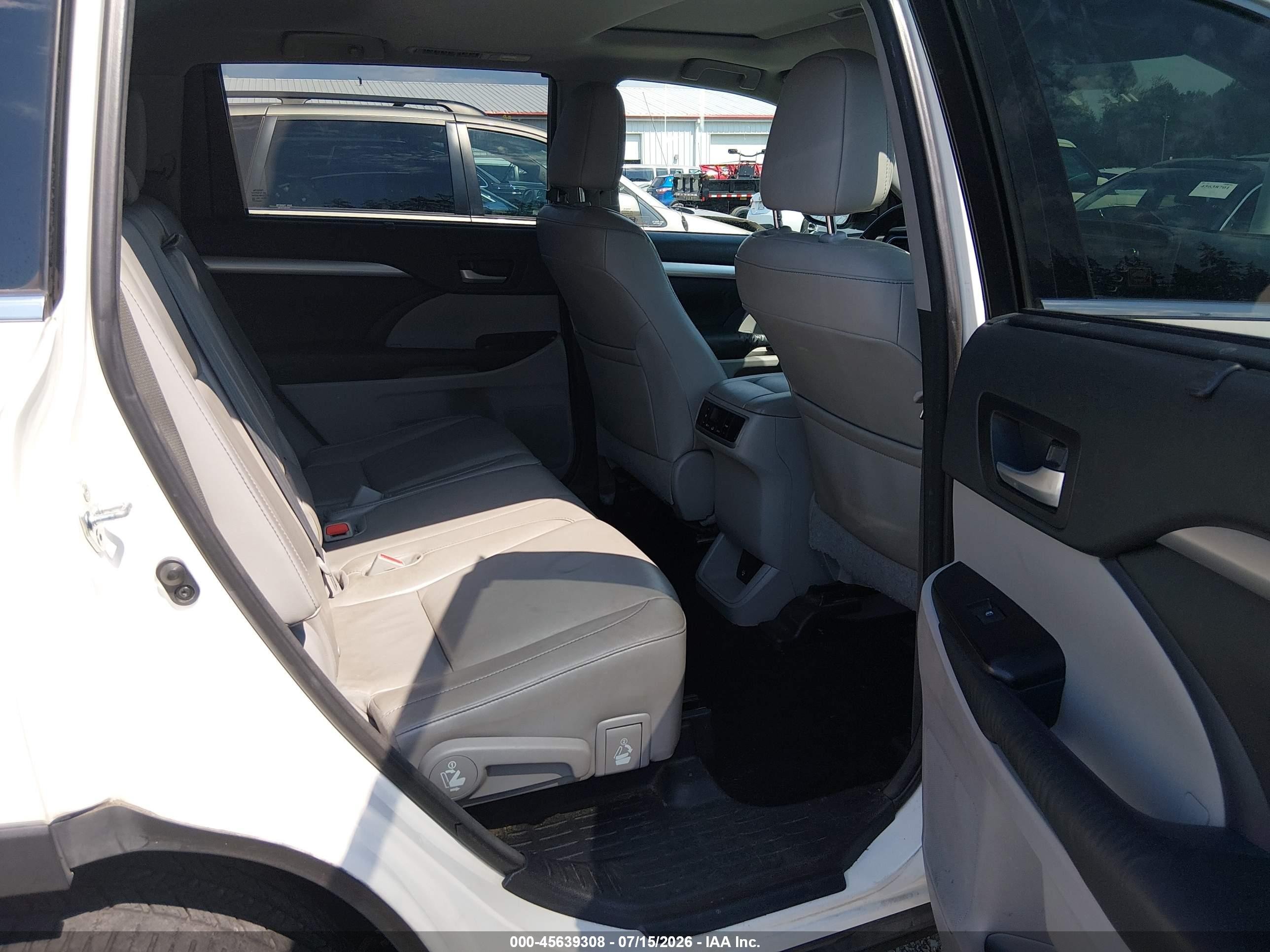 2015 Toyota Highlander Xle V6 White vin: 5TDJKRFH6FS109634
