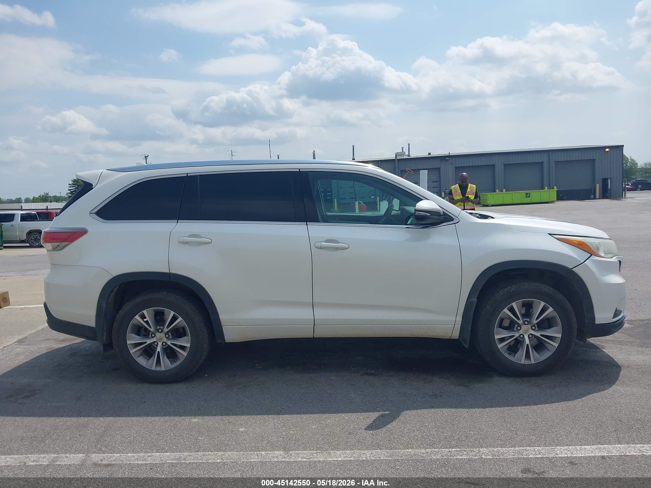 2015 Toyota Highlander Xle V6 White vin: 5TDJKRFH6FS167260