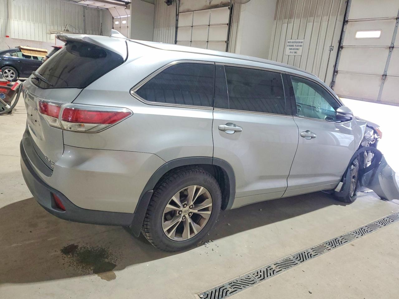 2015 Toyota Highlander Xle Серебряный vin: 5TDJKRFH7FS072061