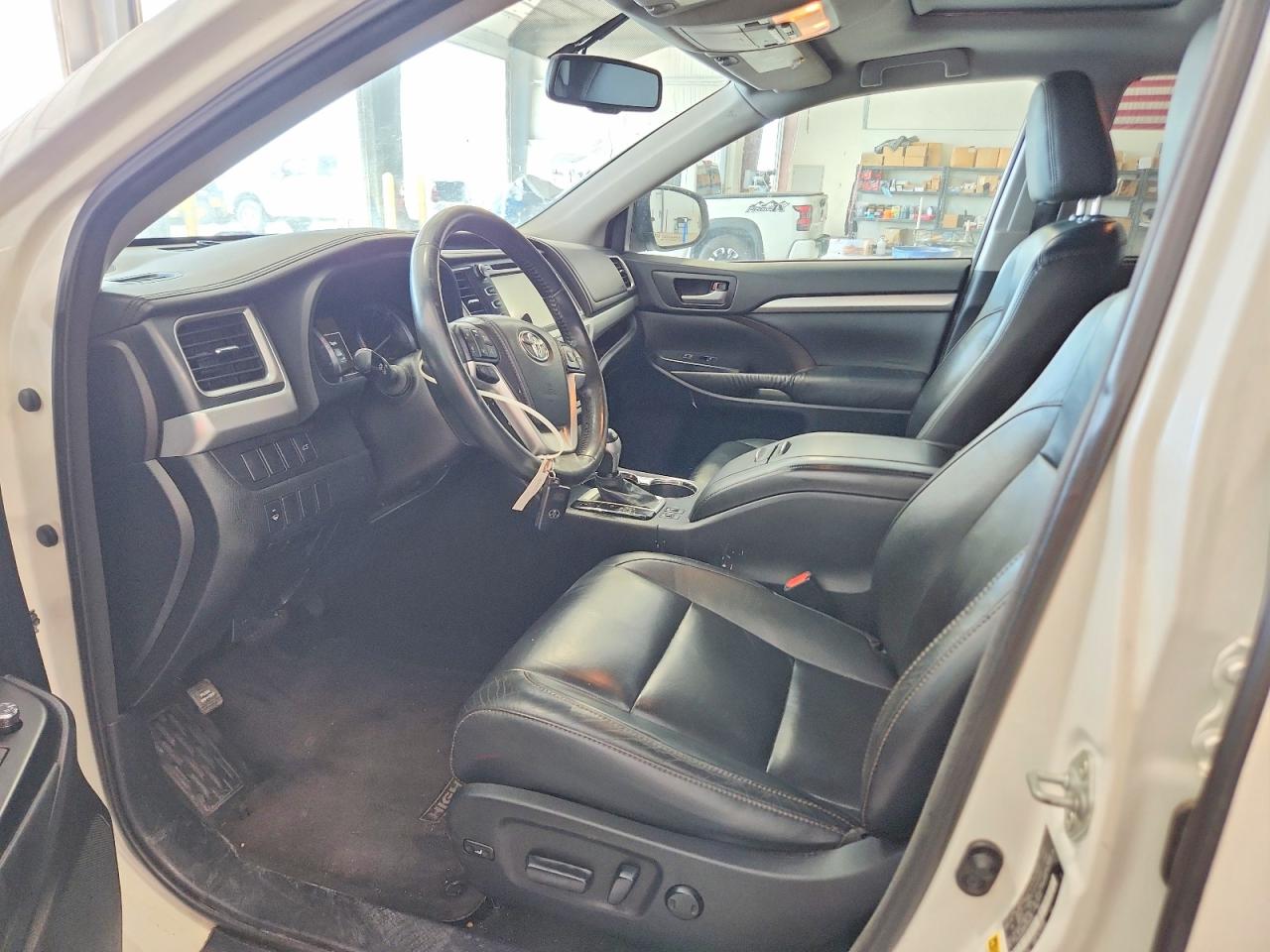 2015 Toyota Highlander Xle White vin: 5TDJKRFH7FS104653