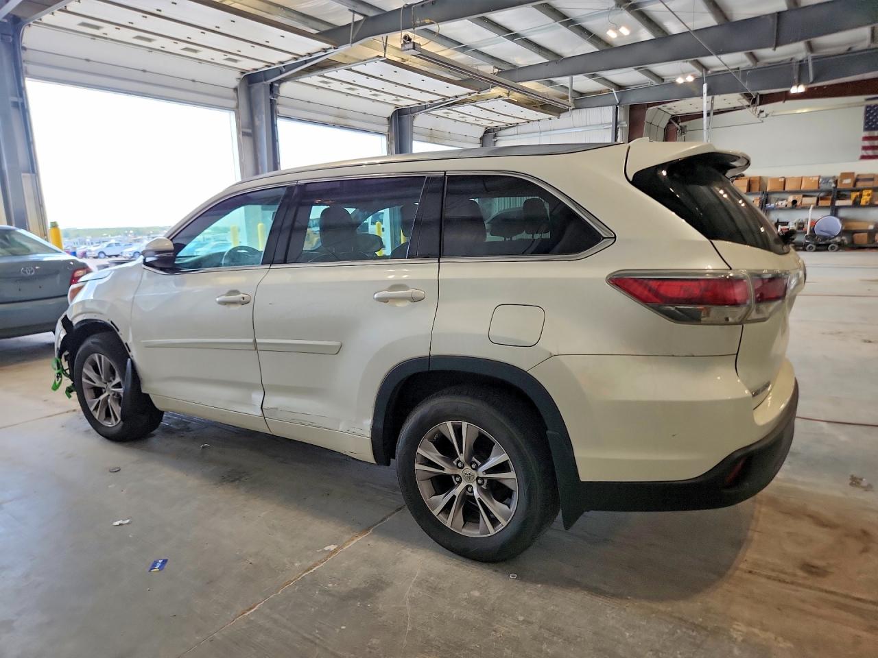 2015 Toyota Highlander Xle White vin: 5TDJKRFH7FS104653