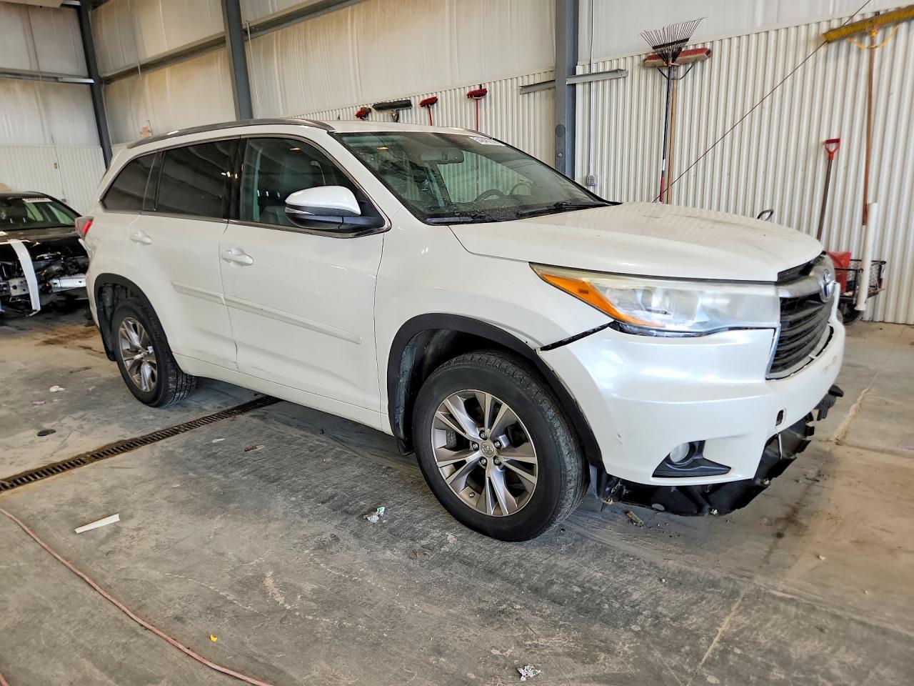 2015 Toyota Highlander Xle White vin: 5TDJKRFH7FS104653