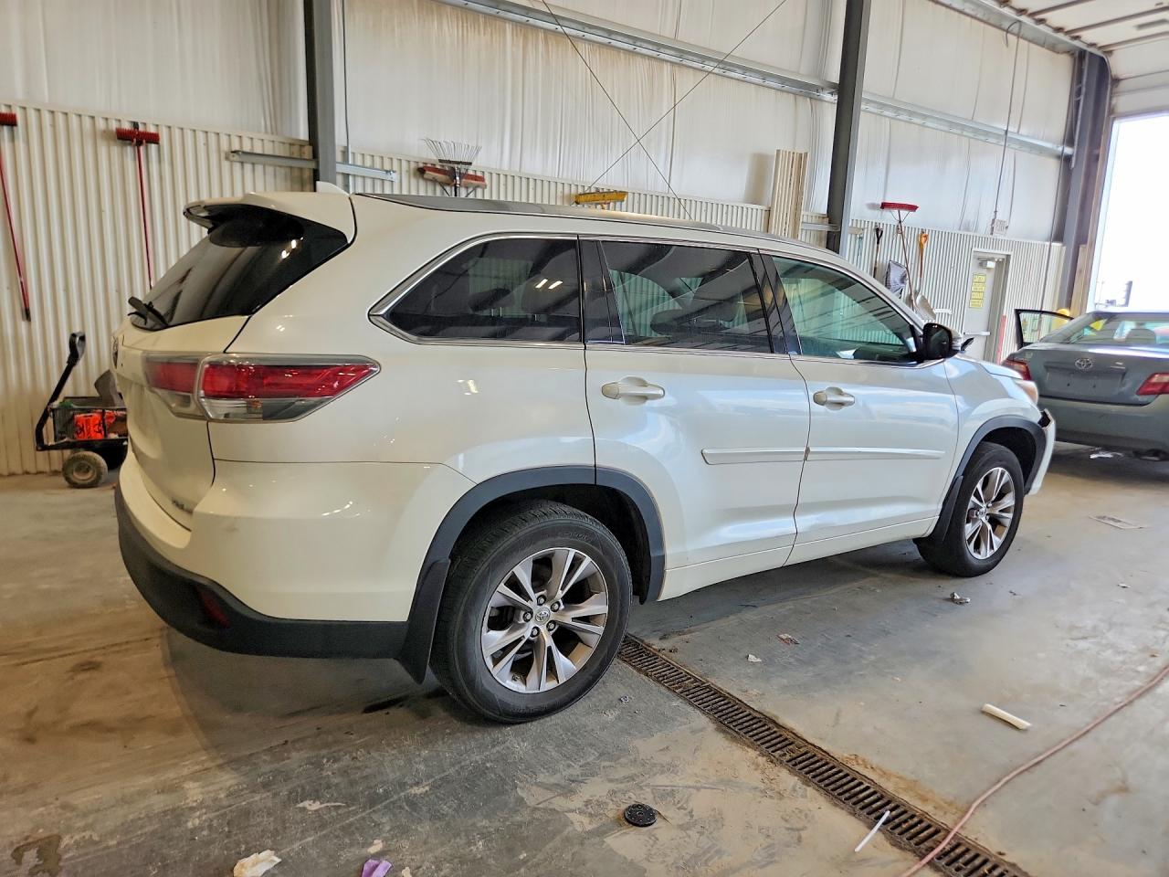 2015 Toyota Highlander Xle White vin: 5TDJKRFH7FS104653
