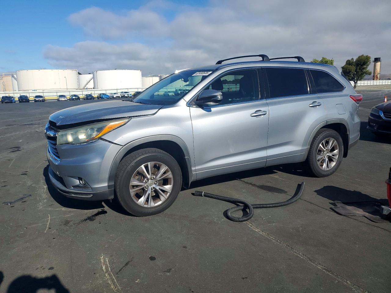 2015 Toyota Highlander Xle Silver vin: 5TDJKRFH7FS113417