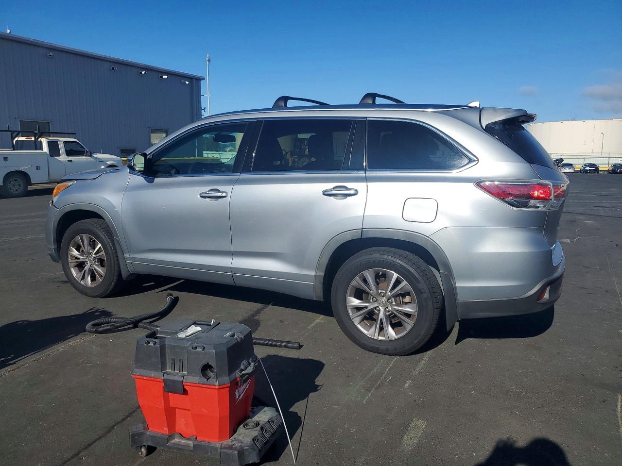 2015 Toyota Highlander Xle Серебряный vin: 5TDJKRFH7FS113417