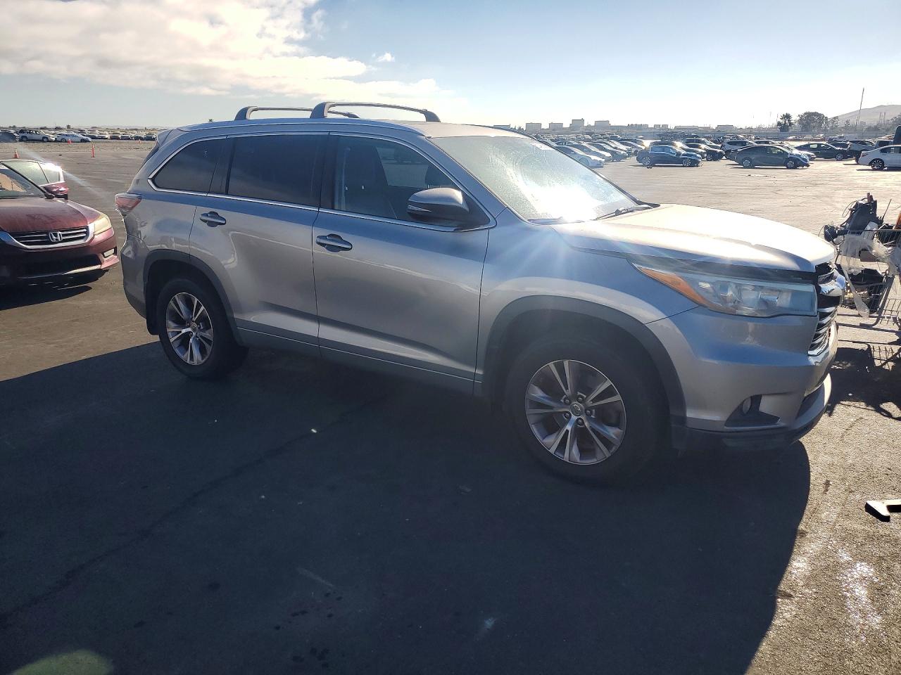 2015 Toyota Highlander Xle Серебряный vin: 5TDJKRFH7FS113417