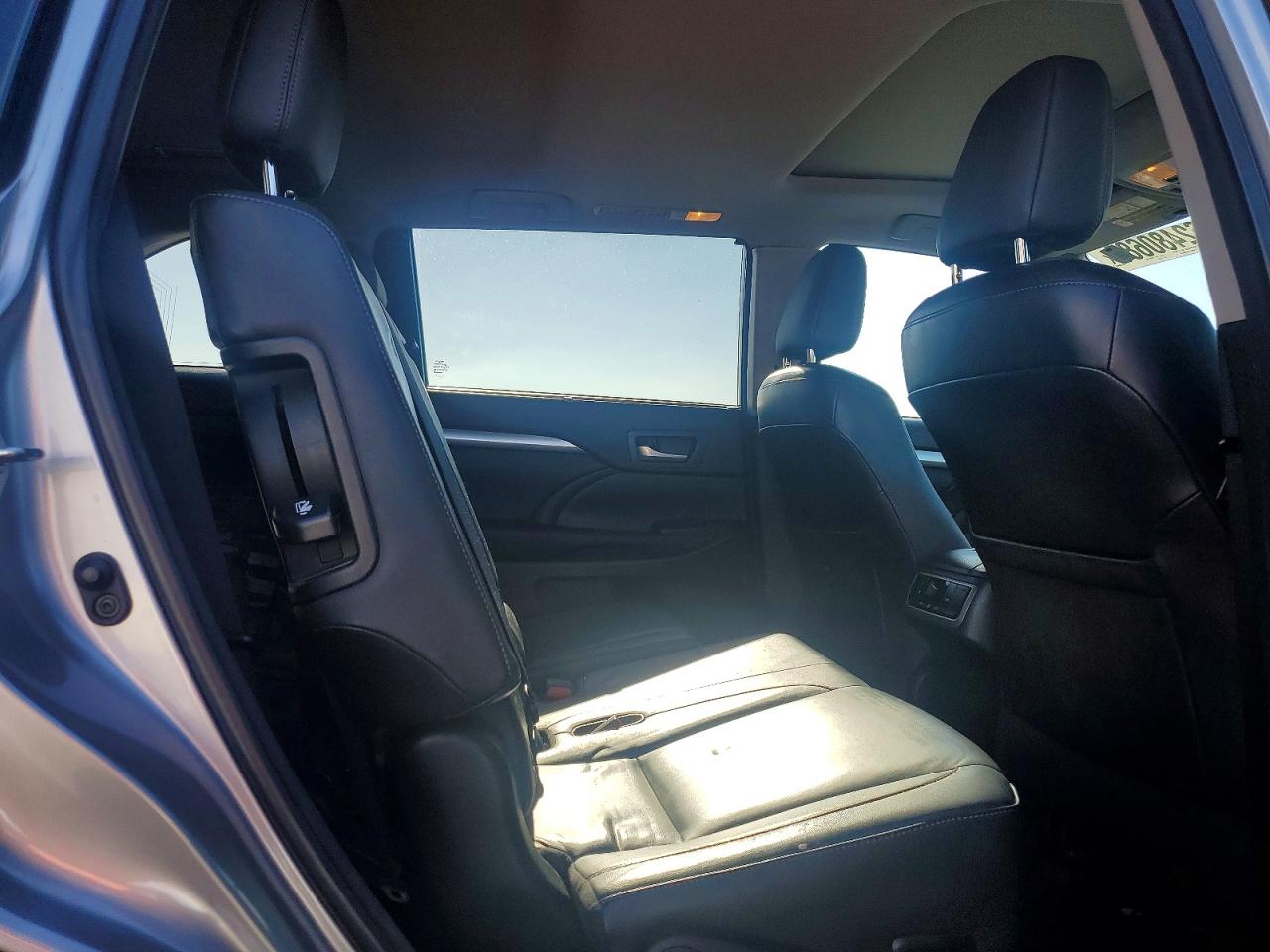 2015 Toyota Highlander Xle Серебряный vin: 5TDJKRFH7FS113417