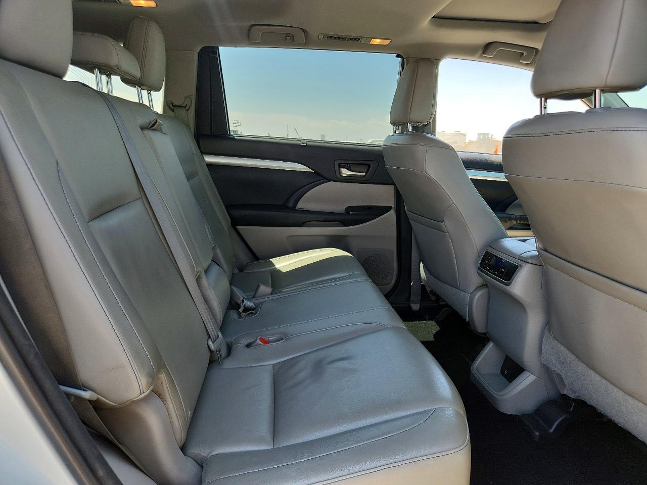 2015 Toyota Highlander Xle White vin: 5TDJKRFH7FS142139