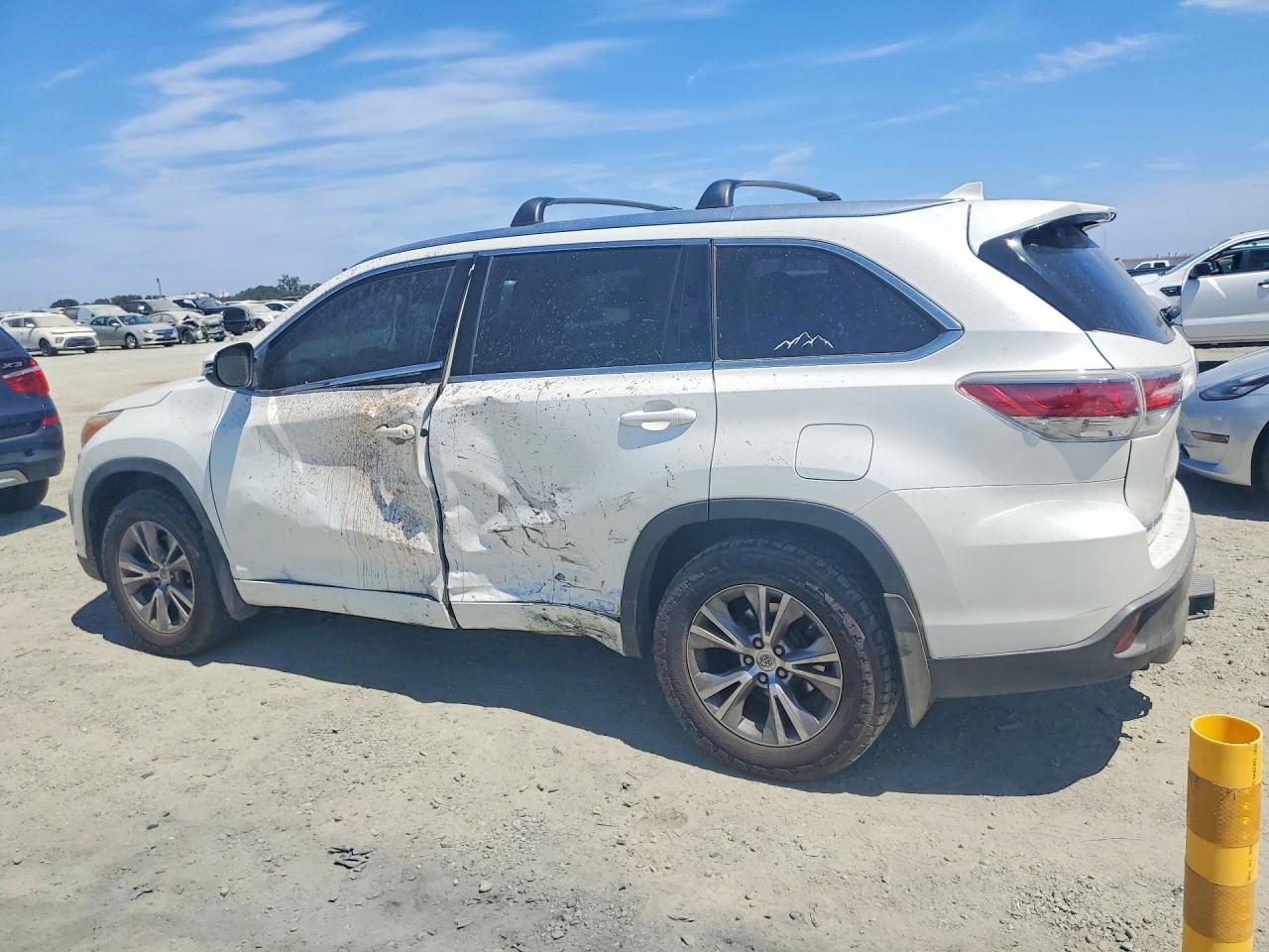2015 Toyota Highlander Xle White vin: 5TDJKRFH7FS171009