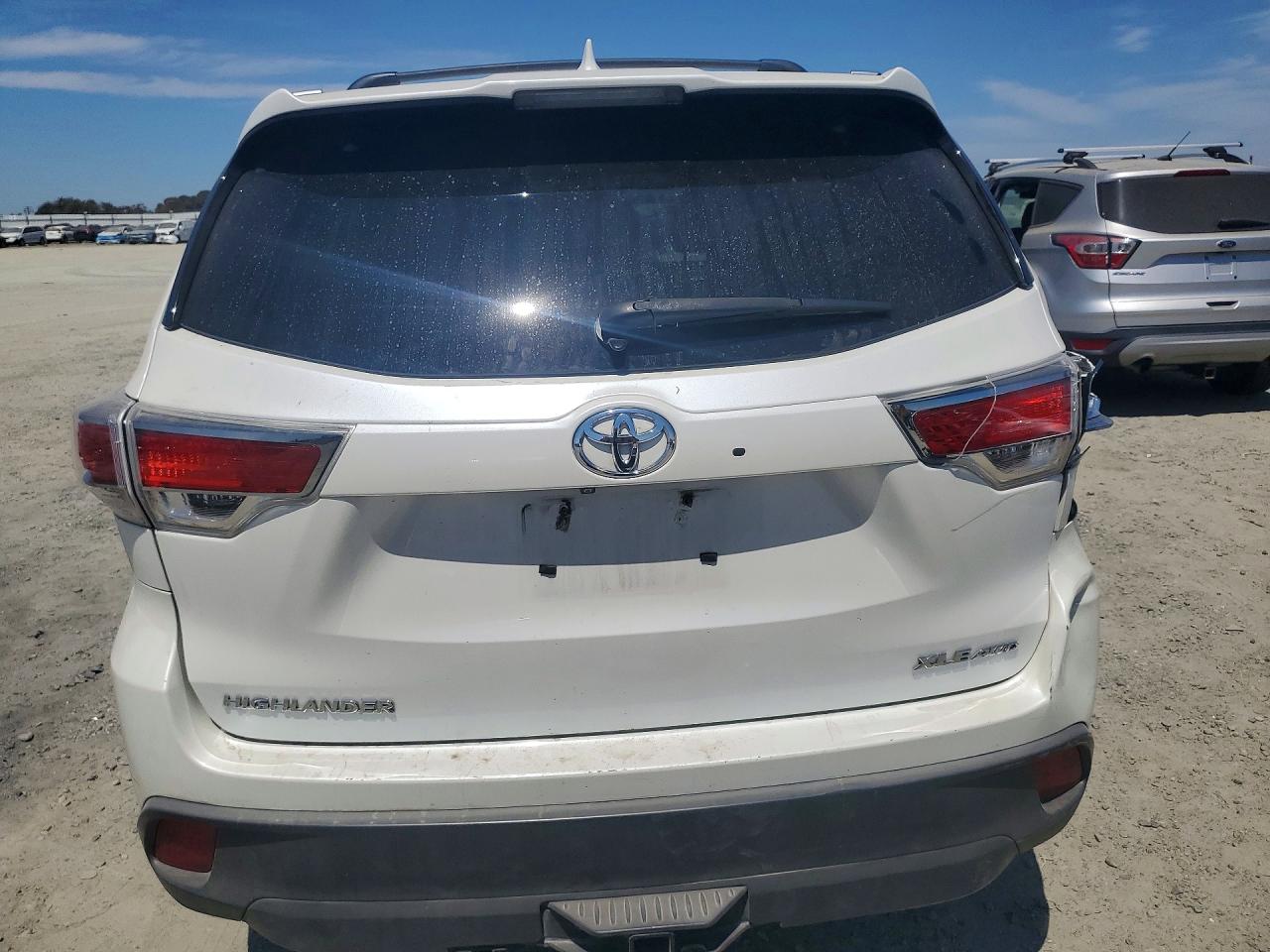 2015 Toyota Highlander Xle White vin: 5TDJKRFH7FS171009
