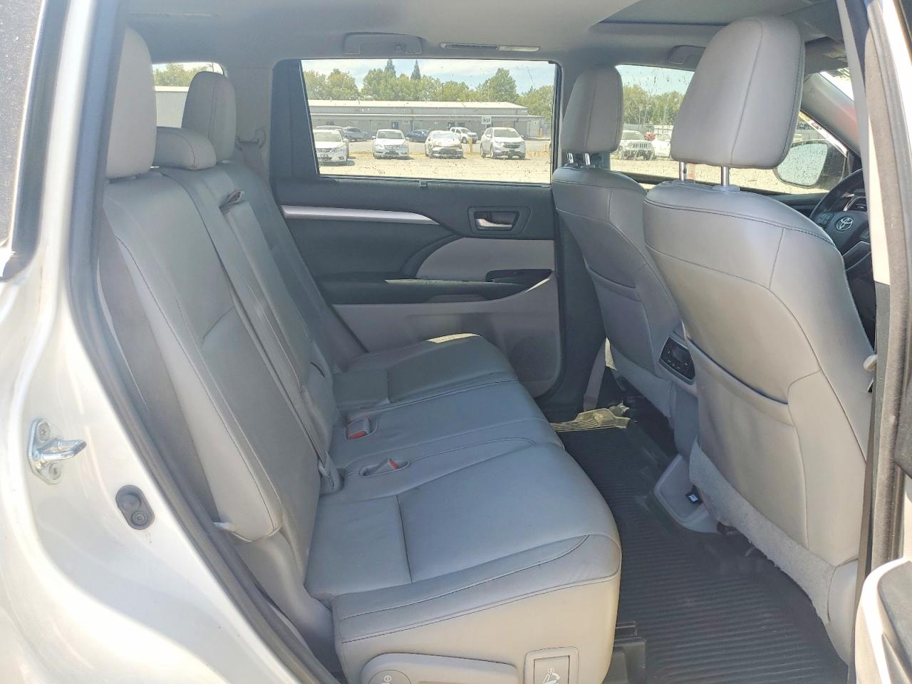 2015 Toyota Highlander Xle White vin: 5TDJKRFH7FS171009