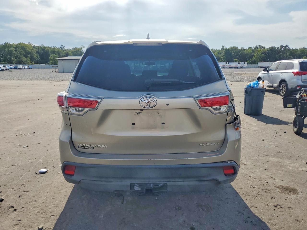 2015 Toyota Highlander Xle Gold vin: 5TDJKRFH8FS112213