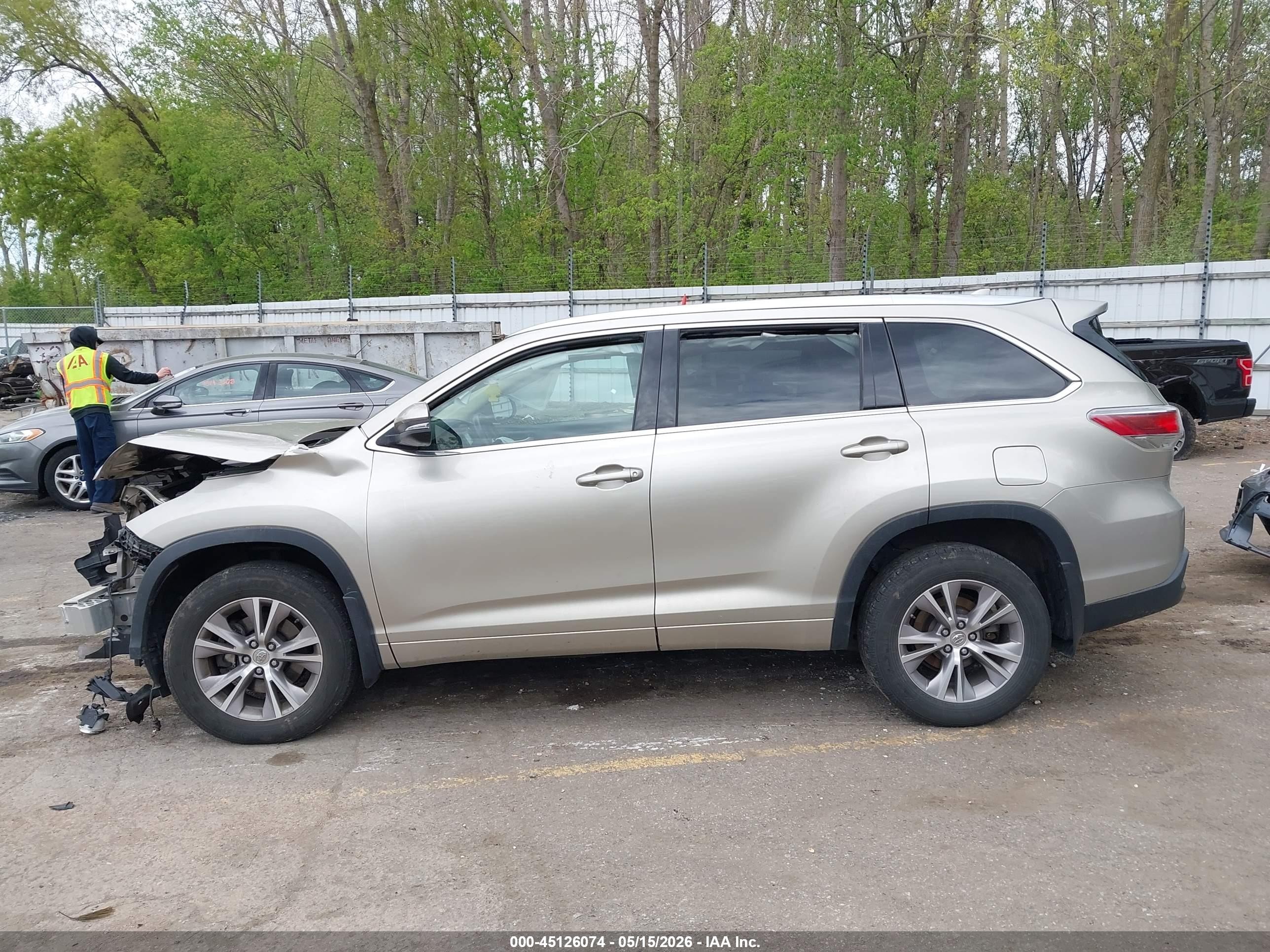 2015 Toyota Highlander Xle V6 Beige vin: 5TDJKRFH8FS117279