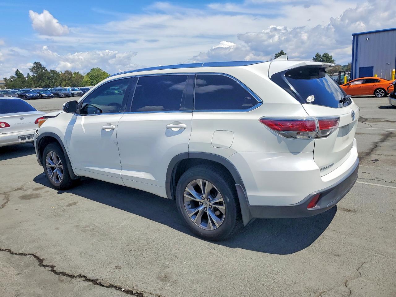 2015 Toyota Highlander Xle White vin: 5TDJKRFH8FS193522