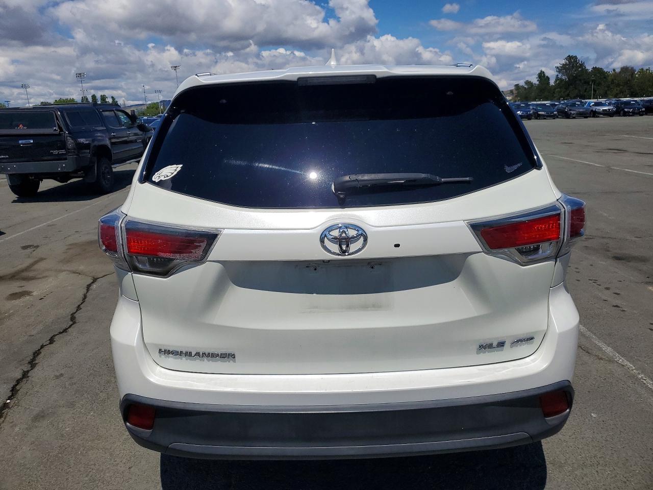 2015 Toyota Highlander Xle White vin: 5TDJKRFH8FS193522