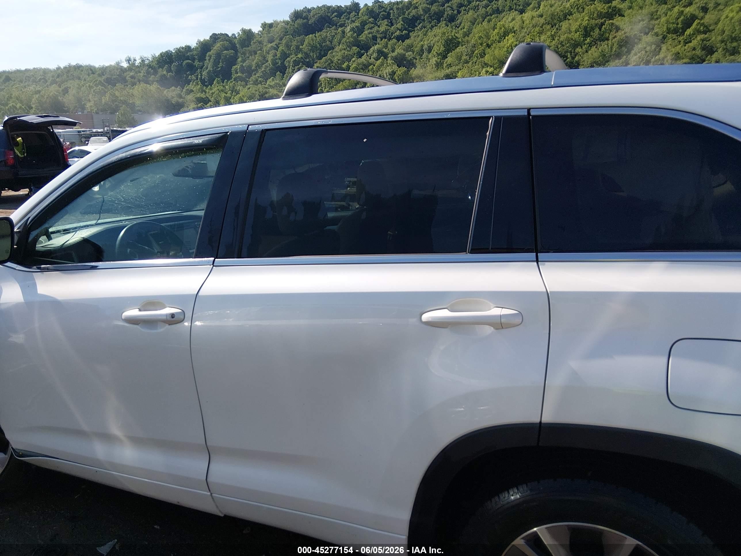 2015 Toyota Highlander Xle V6 White vin: 5TDJKRFH8FS207421
