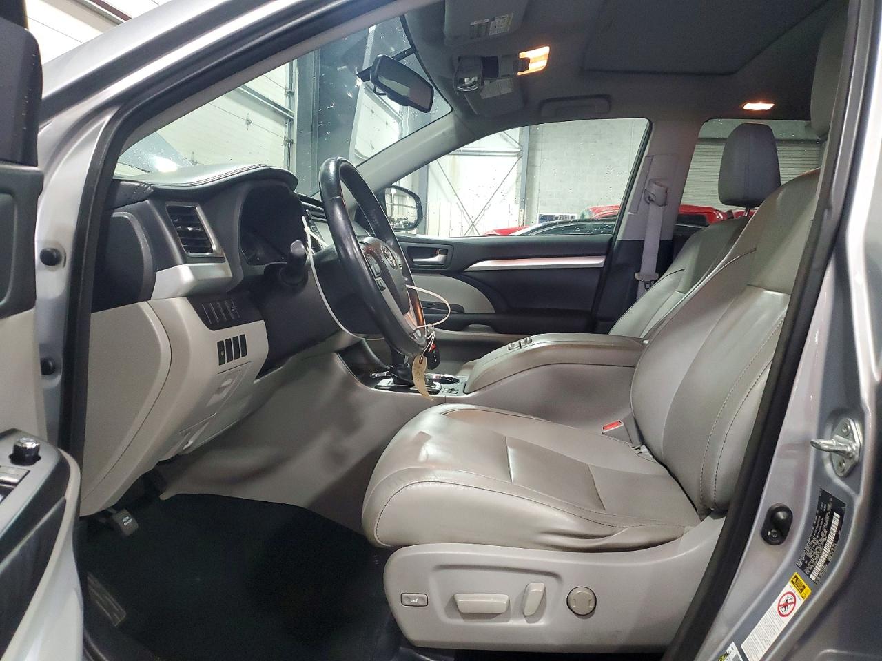 2015 Toyota Highlander Xle Серебряный vin: 5TDJKRFH9FS123334
