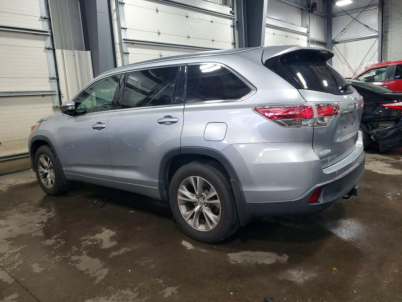 2015 Toyota Highlander Xle Серебряный vin: 5TDJKRFH9FS123334