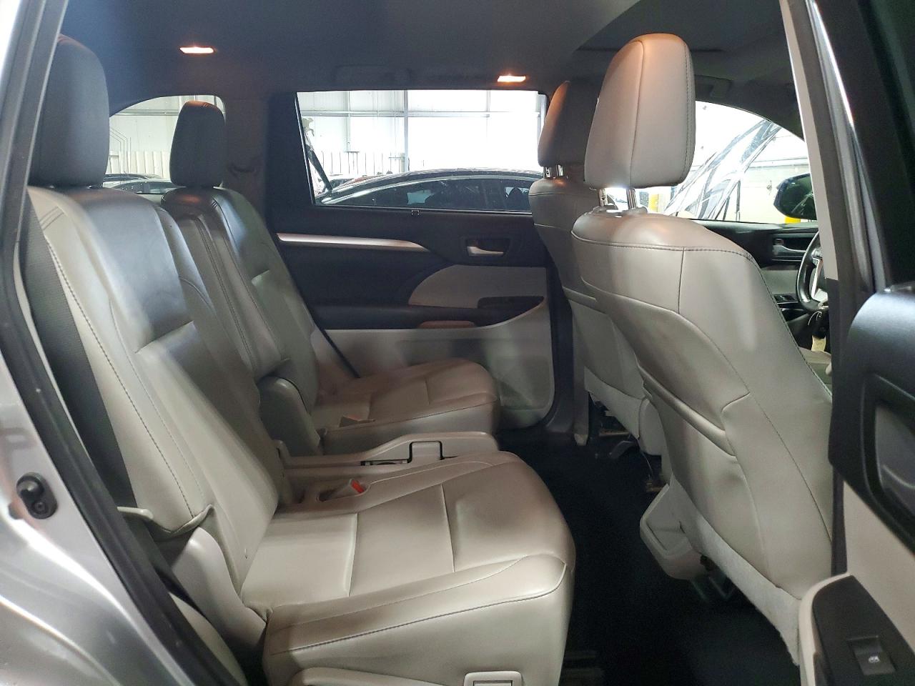 2015 Toyota Highlander Xle Серебряный vin: 5TDJKRFH9FS123334