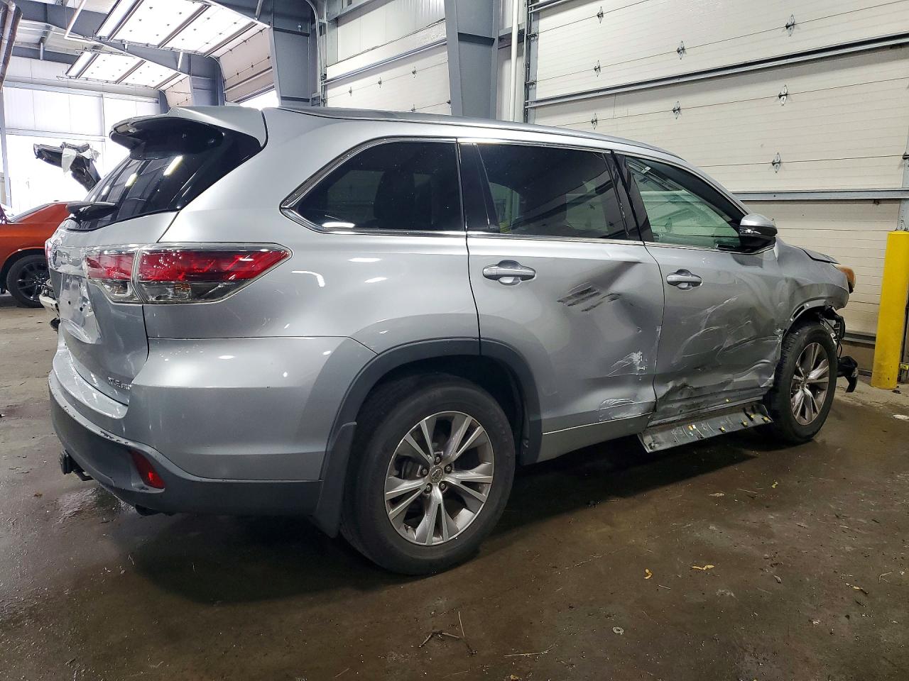 2015 Toyota Highlander Xle Серебряный vin: 5TDJKRFH9FS123334