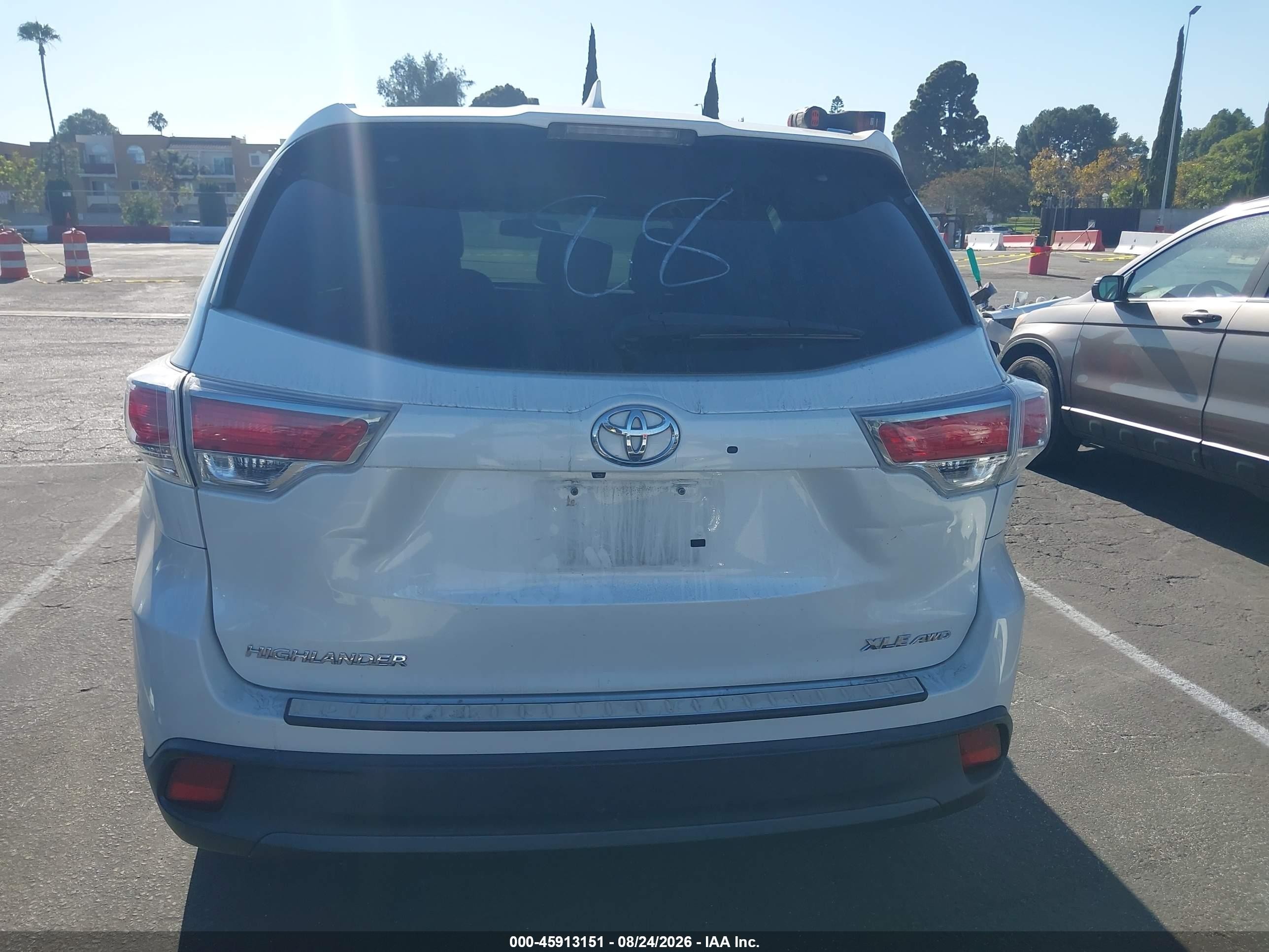 2015 Toyota Highlander Xle V6 White vin: 5TDJKRFH9FS180889