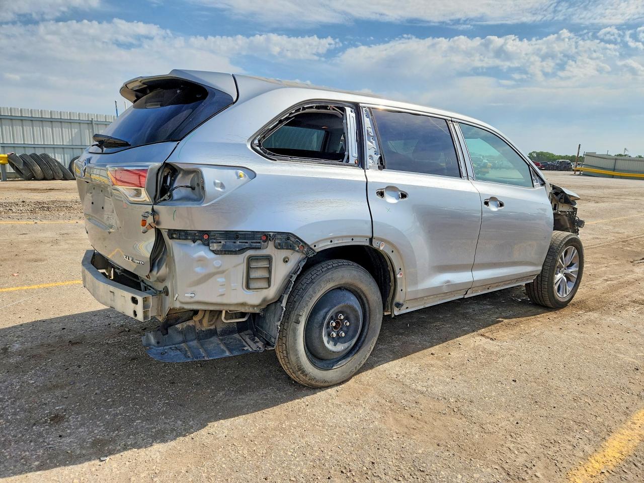2015 Toyota Highlander Xle Silver vin: 5TDJKRFH9FS221103