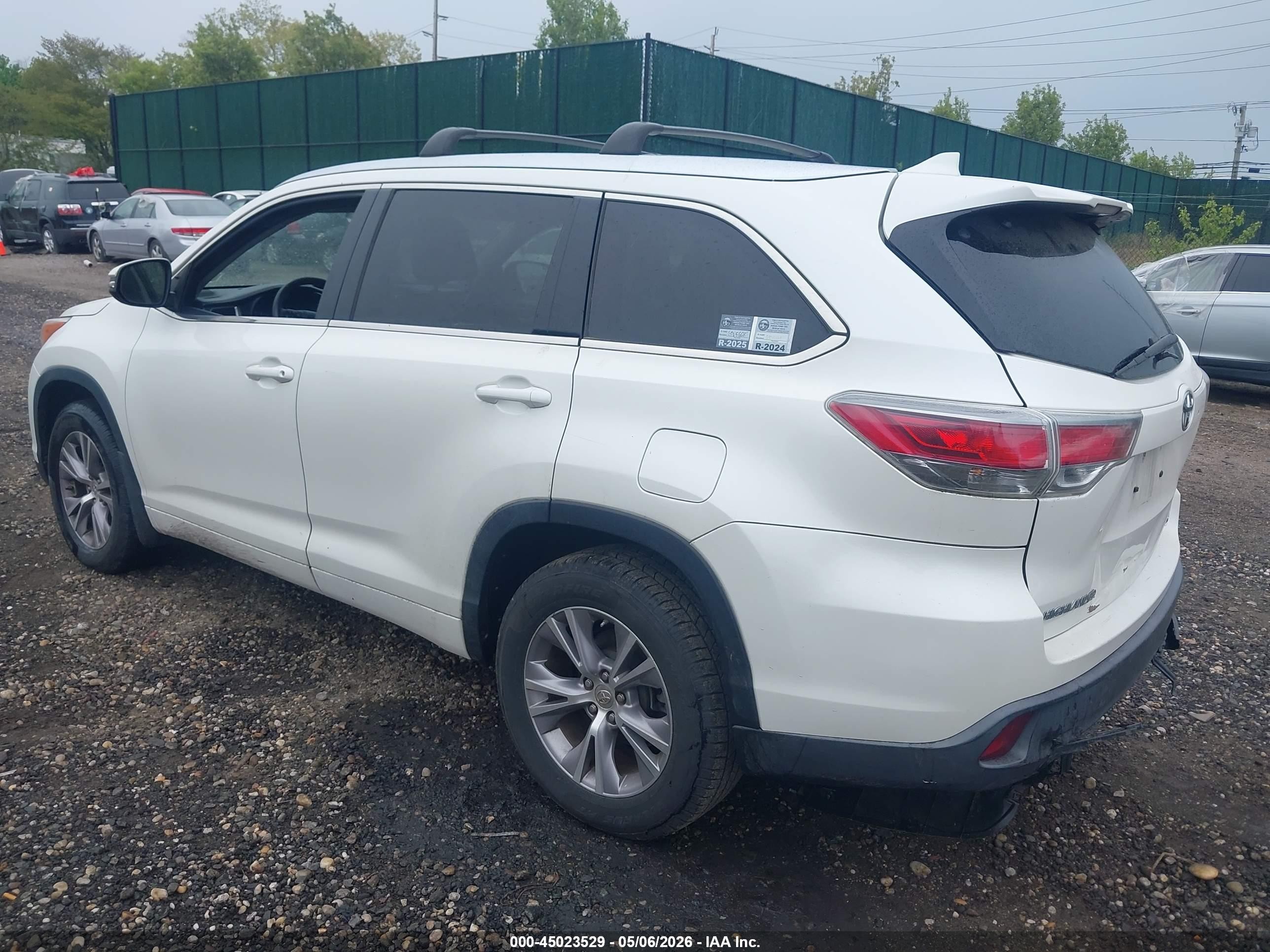 2015 Toyota Highlander Xle V6 White vin: 5TDJKRFHXFS084561